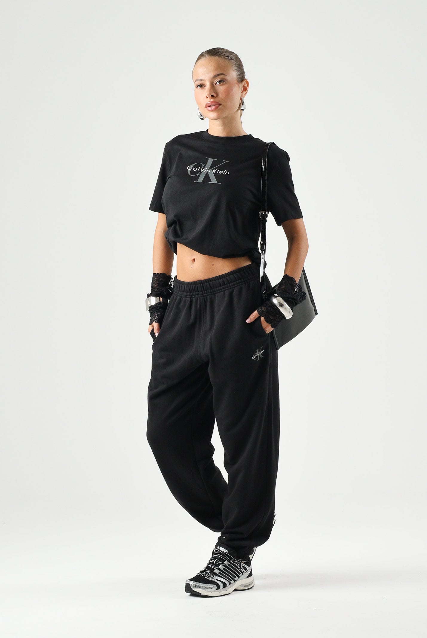 CALVIN KLEIN T-shirt HERO SS CLASSIC MONOLOGO CN, nera da donna con logo frontale tono su tono<BR/> LV047B865G UB1 CALVIN KLEIN