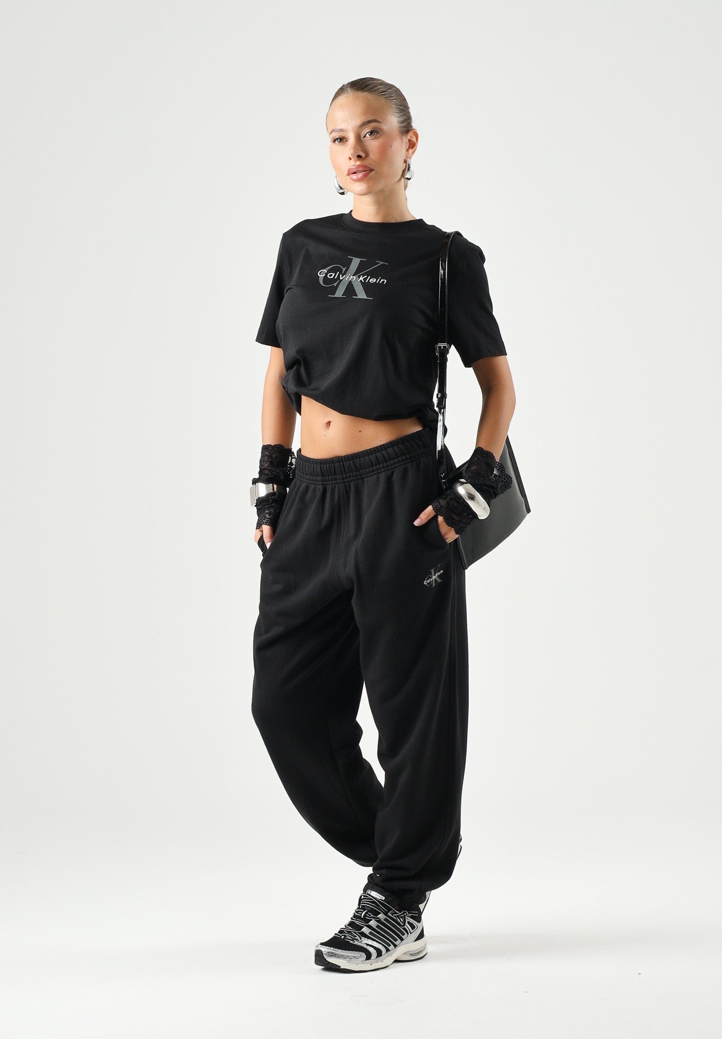 CALVIN KLEIN T-shirt HERO SS CLASSIC MONOLOGO CN, nera da donna con logo frontale tono su tono<BR/> LV047B865G UB1 CALVIN KLEIN