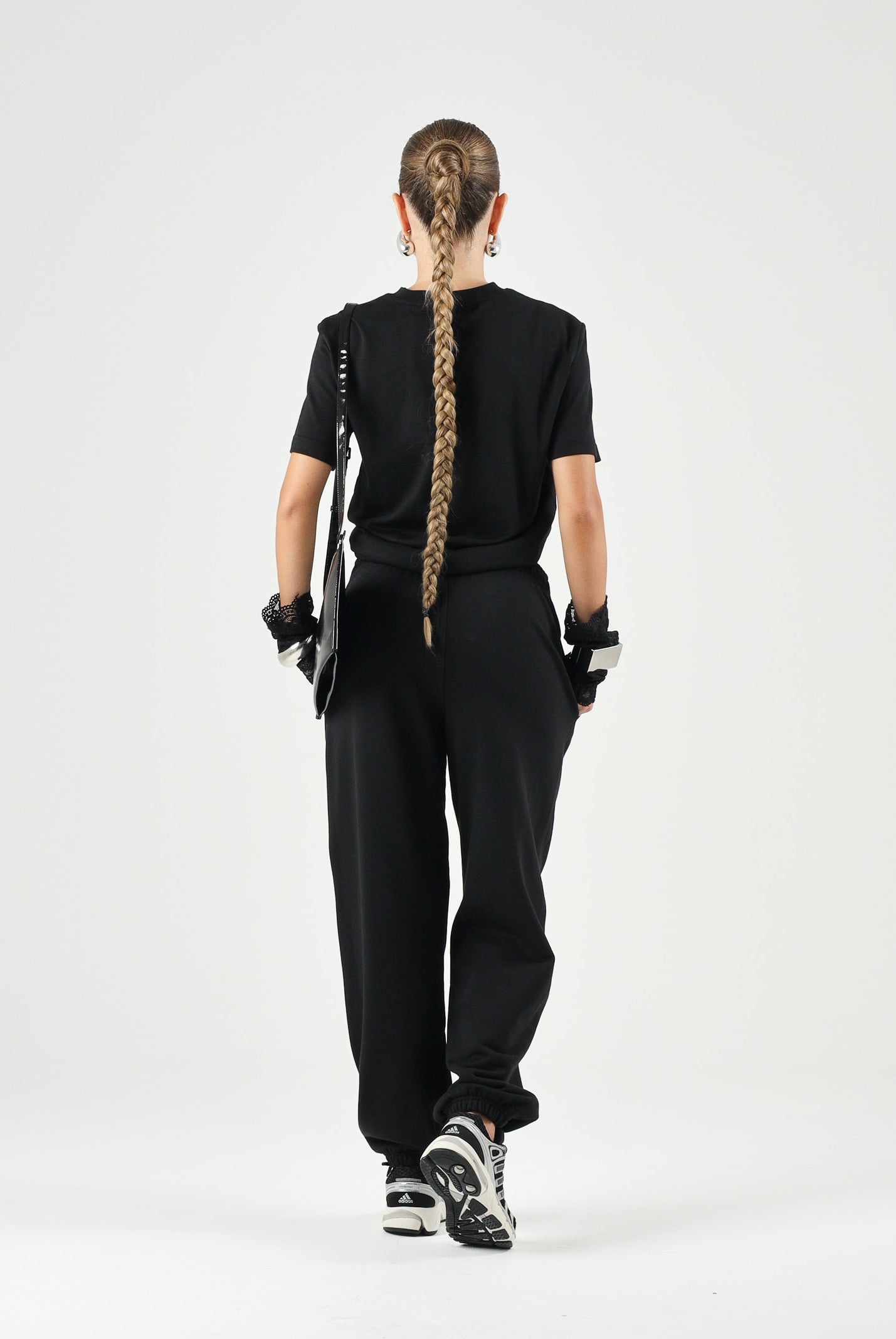 CALVIN KLEIN T-shirt HERO SS CLASSIC MONOLOGO CN, nera da donna con logo frontale tono su tono<BR/> LV047B865G UB1 CALVIN KLEIN