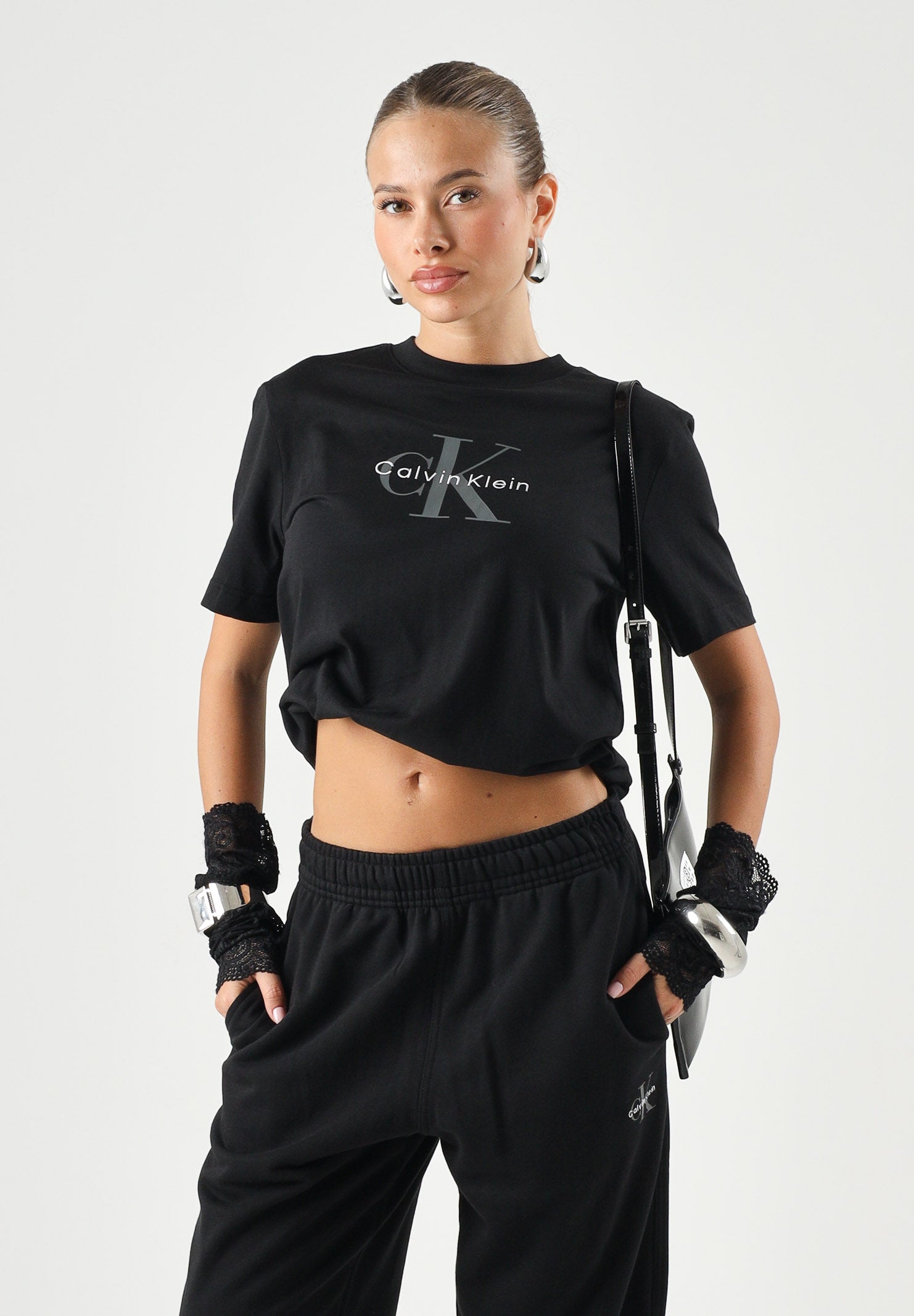CALVIN KLEIN T-shirt HERO SS CLASSIC MONOLOGO CN, nera da donna con logo frontale tono su tono<BR/> LV047B865G UB1 CALVIN KLEIN