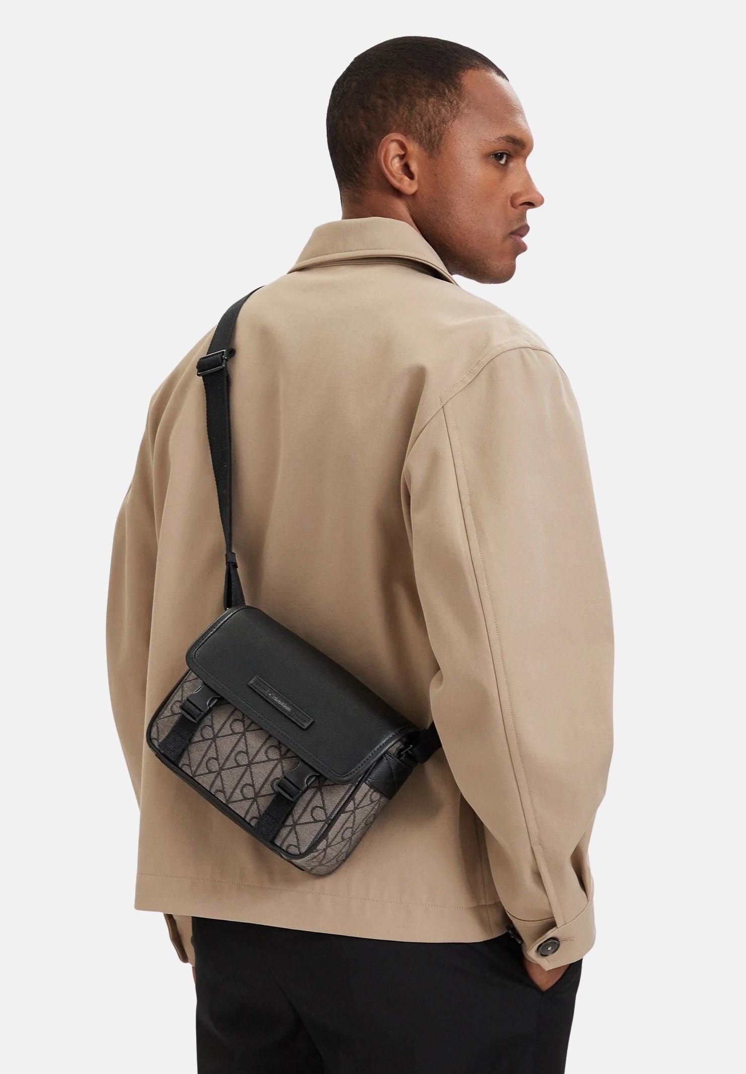 CALVIN KLEIN tracolla con logo monogram colore Lotus Beige-Black, beige e nero, uomo. LV04D3451G 7UL CALVIN KLEIN