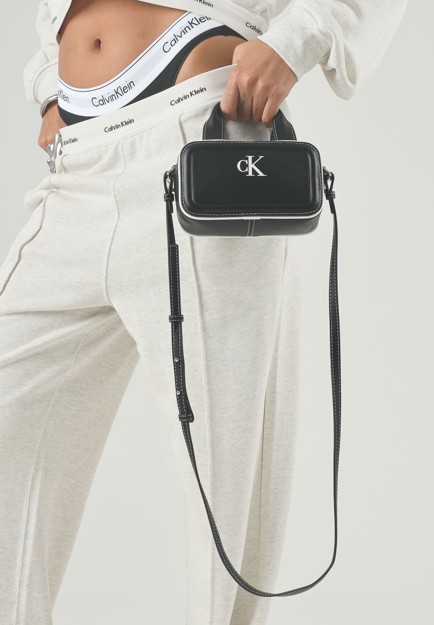 CALVIN KLEIN borsa mini a tracolla Contrast CK Mini Bauletto Bag, Black nero donna. LV04F1257G UB1 CALVIN KLEIN