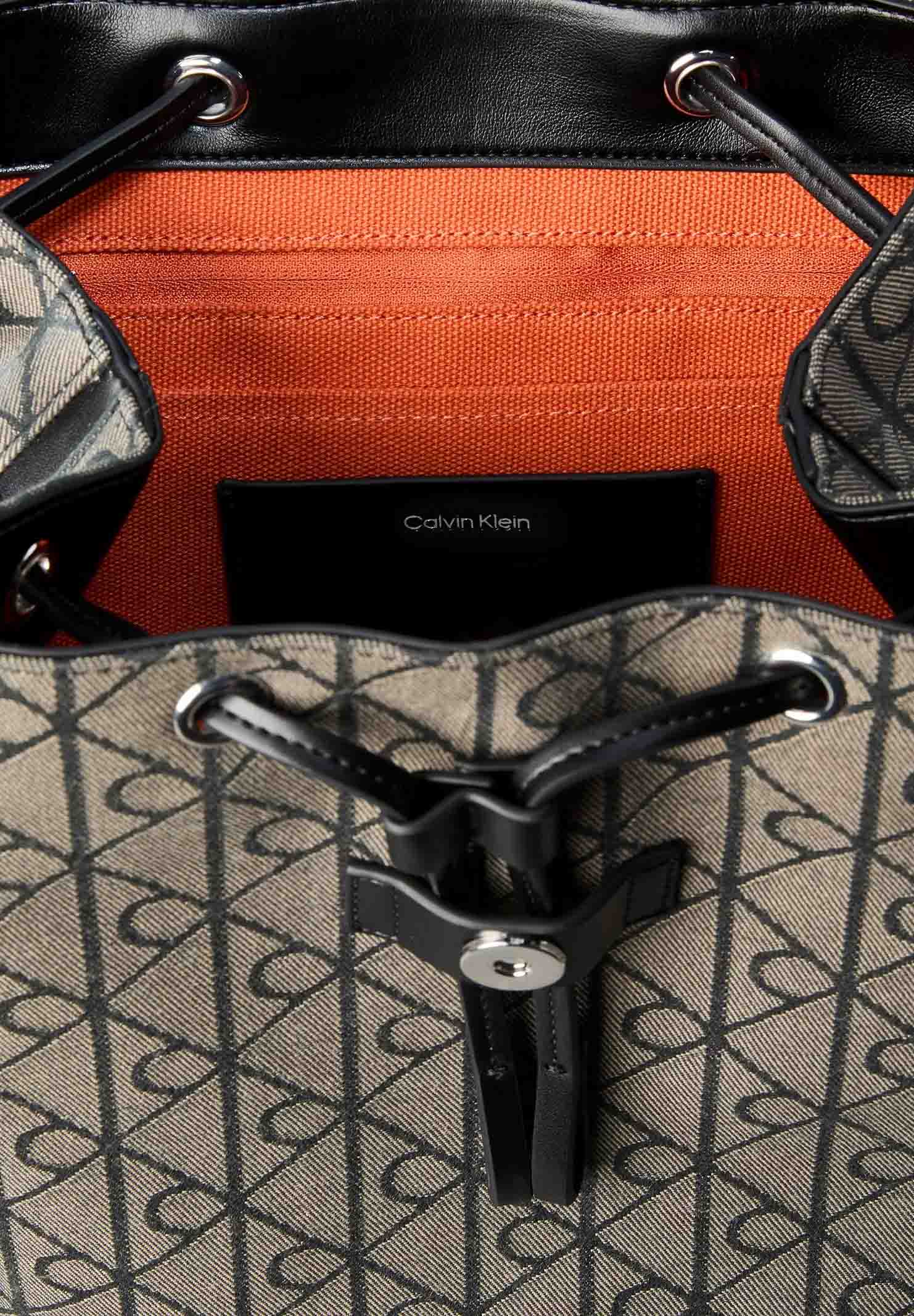 Calvin Klein zaino Emblem Jacquard Camera Bag in Lotus beige da donna LV04F3536G 7UL CALVIN KLEIN