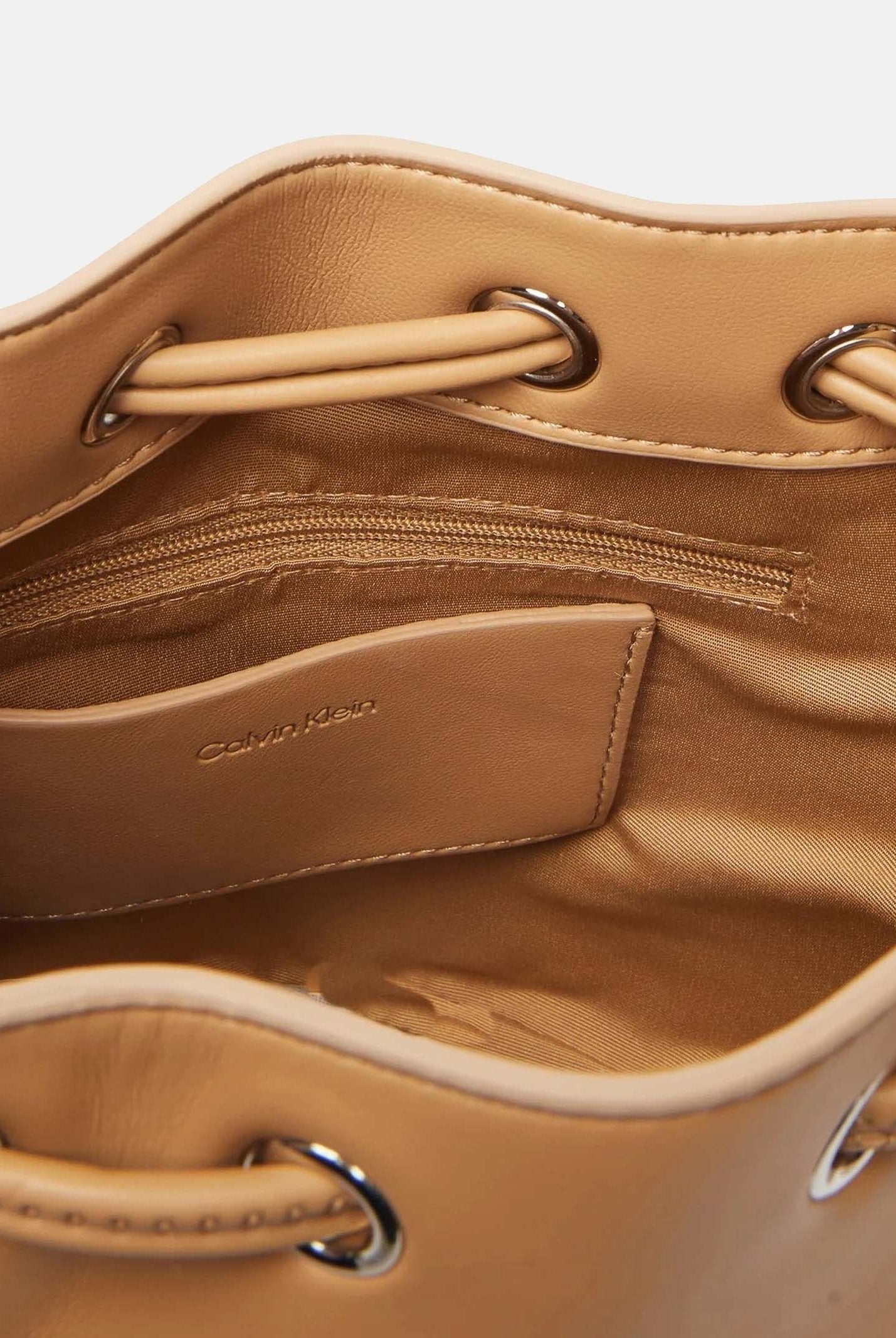 Calvin Klein borsa a secchiello Bold CK Small Bucket Bag colore Tannin, beige cammello da donna LV04F3640G RAJ CALVIN KLEIN