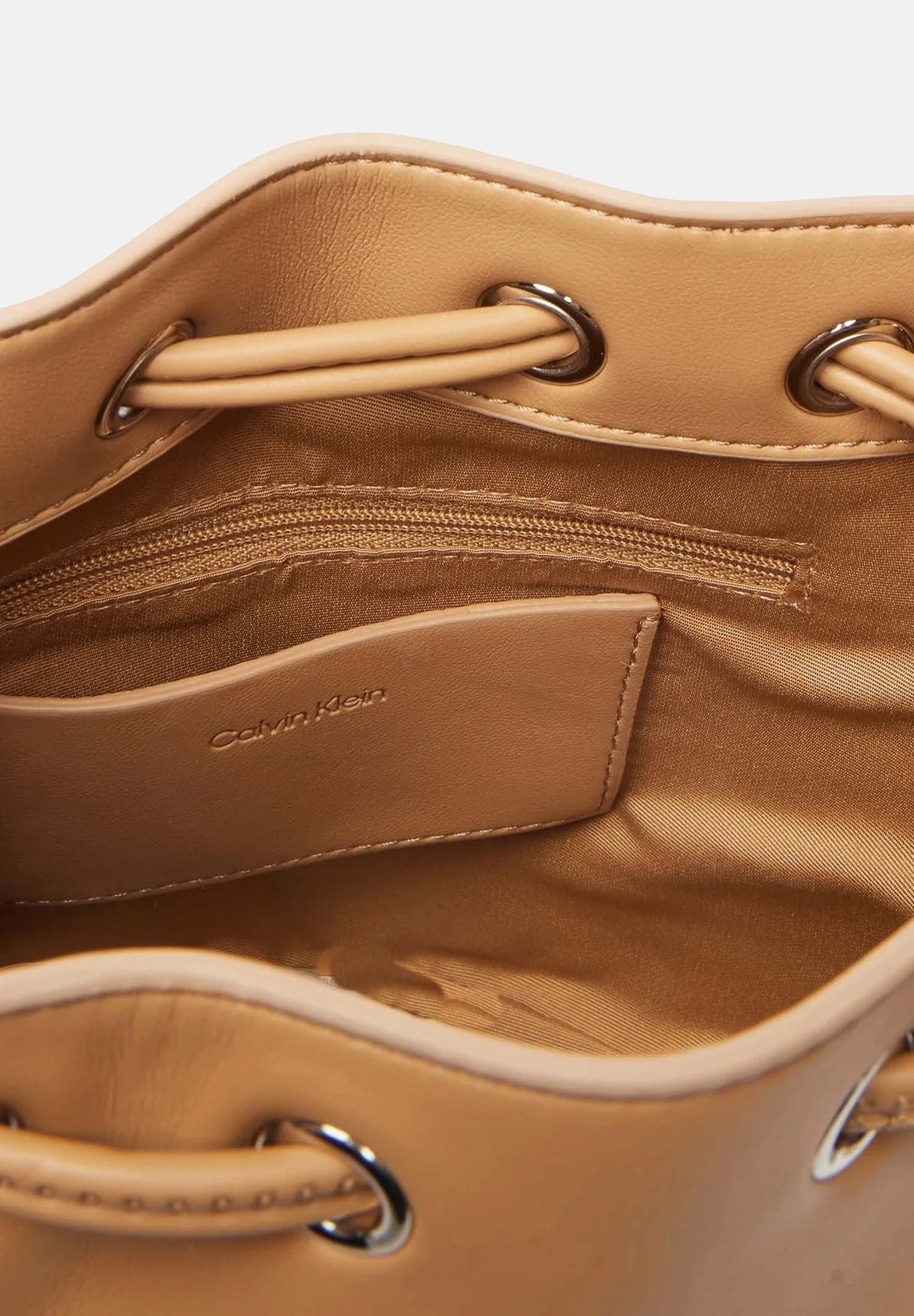 Calvin Klein borsa a secchiello Bold CK Small Bucket Bag colore Tannin, beige cammello da donna LV04F3640G RAJ CALVIN KLEIN