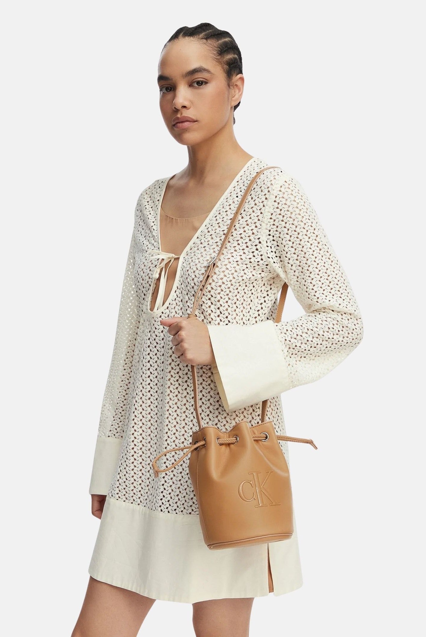 Calvin Klein borsa a secchiello Bold CK Small Bucket Bag colore Tannin, beige cammello da donna LV04F3640G RAJ CALVIN KLEIN