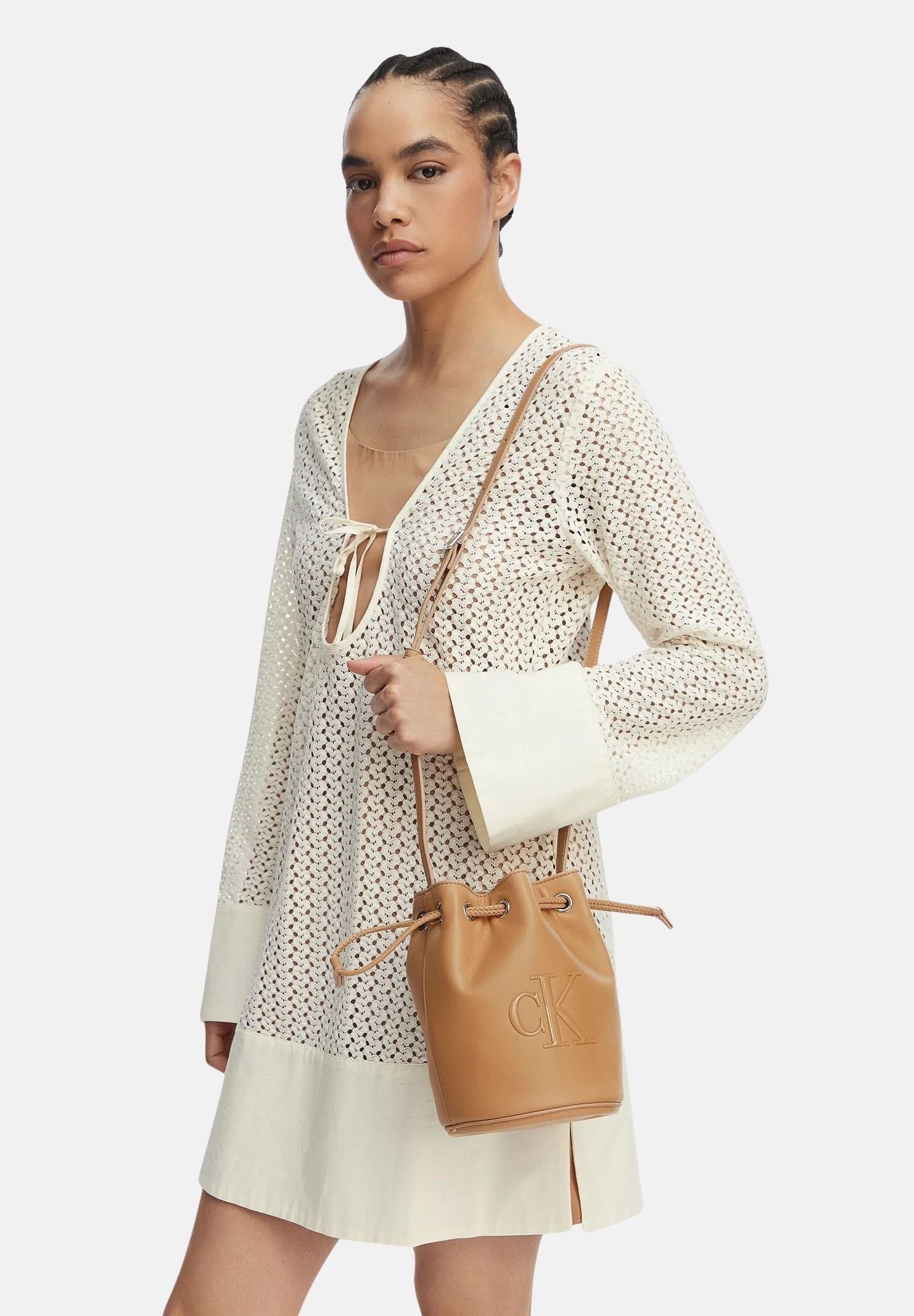 Calvin Klein borsa a secchiello Bold CK Small Bucket Bag colore Tannin, beige cammello da donna LV04F3640G RAJ CALVIN KLEIN