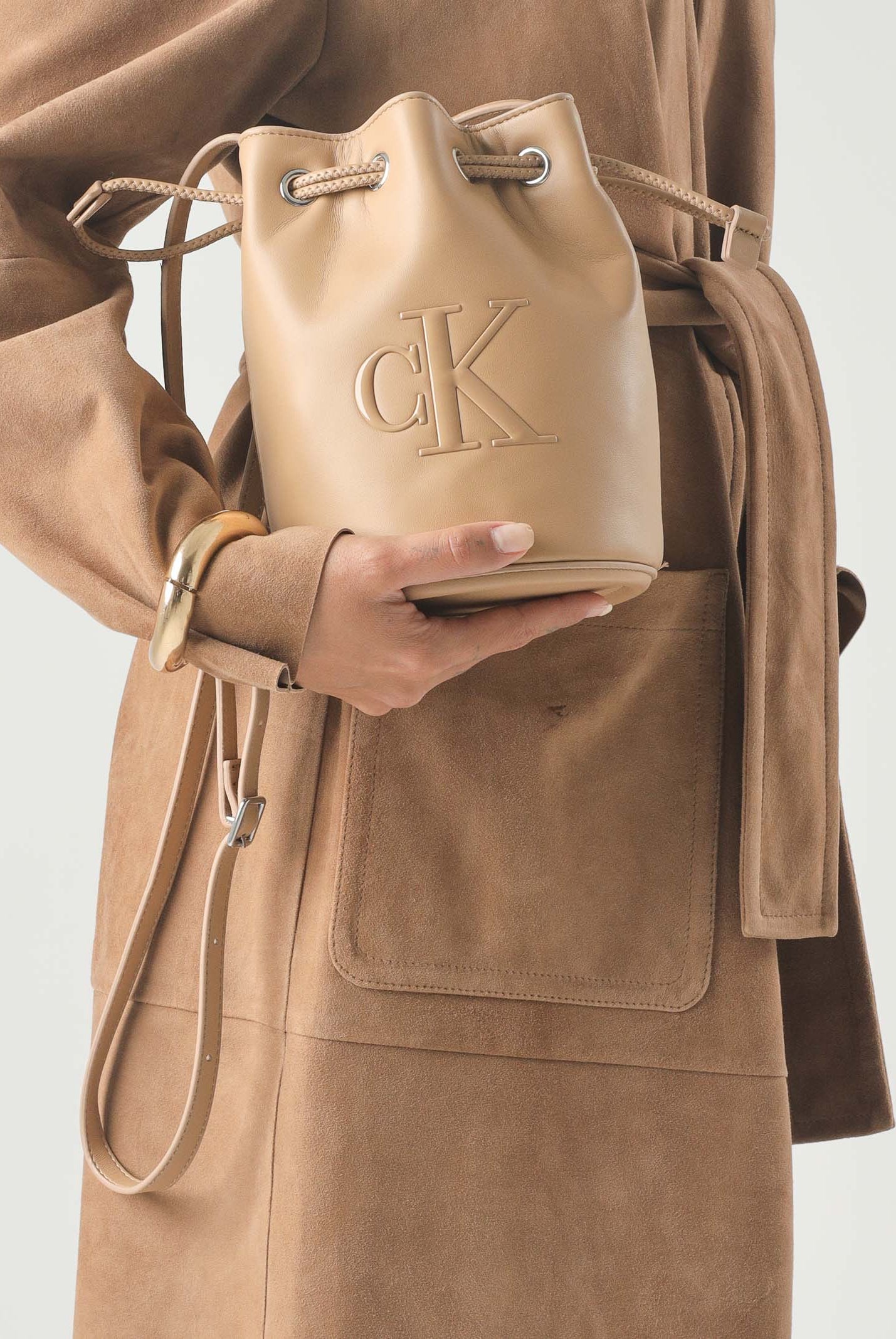 Calvin Klein borsa a secchiello Bold CK Small Bucket Bag colore Tannin, beige cammello da donna LV04F3640G RAJ CALVIN KLEIN