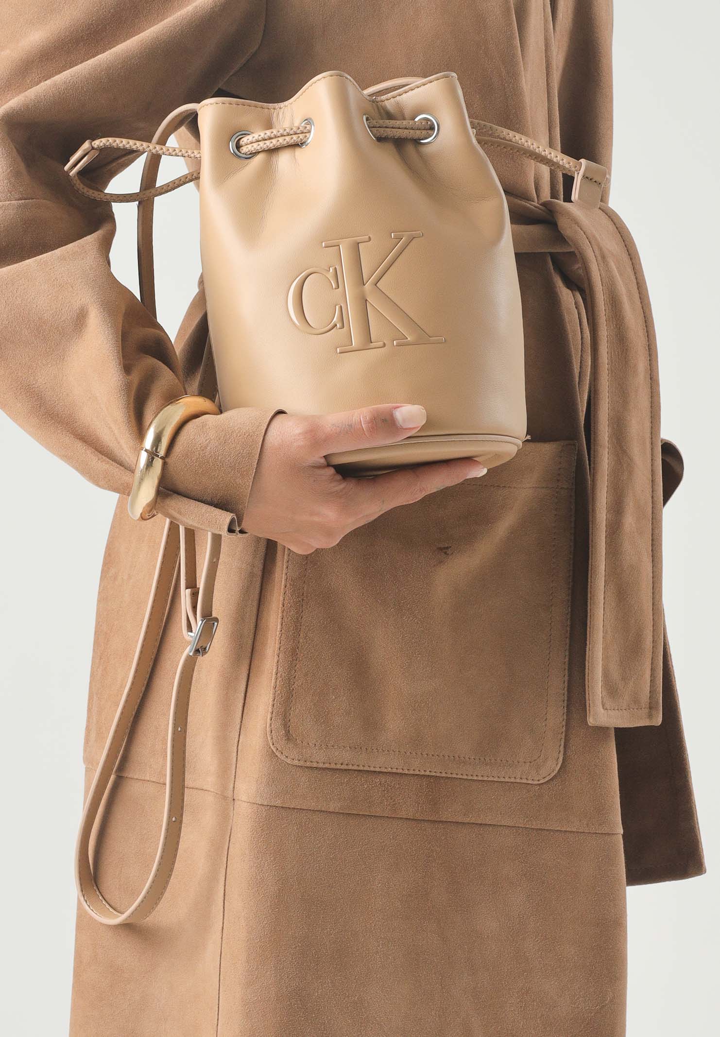 Calvin Klein borsa a secchiello Bold CK Small Bucket Bag colore Tannin, beige cammello da donna LV04F3640G RAJ CALVIN KLEIN