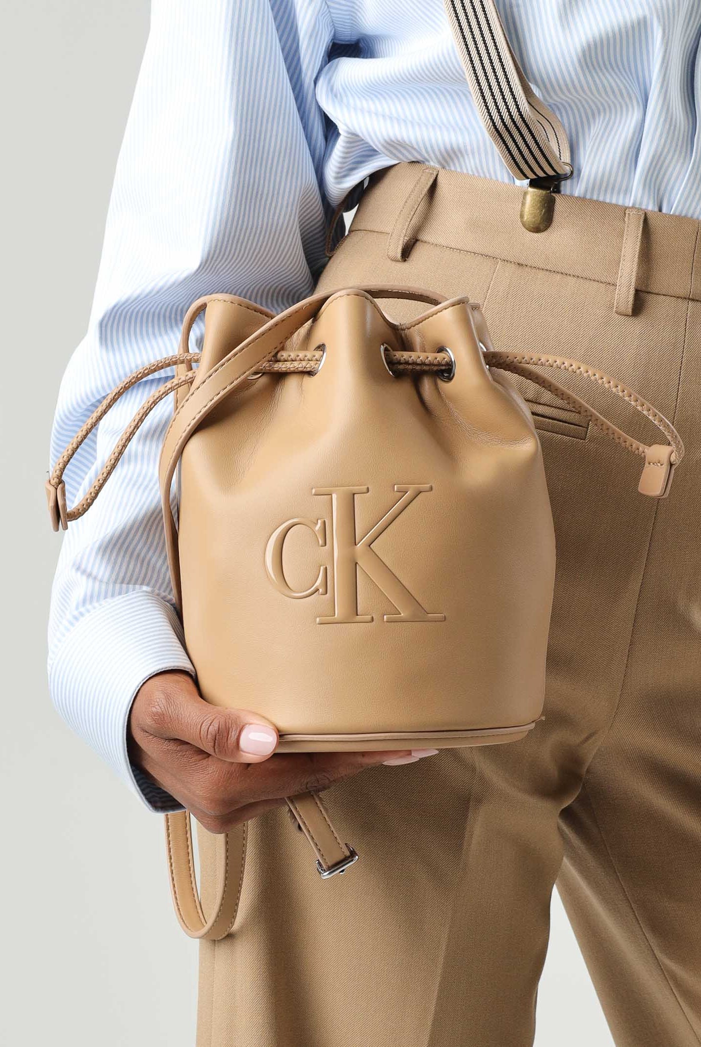 Calvin Klein borsa a secchiello Bold CK Small Bucket Bag colore Tannin, beige cammello da donna LV04F3640G RAJ CALVIN KLEIN