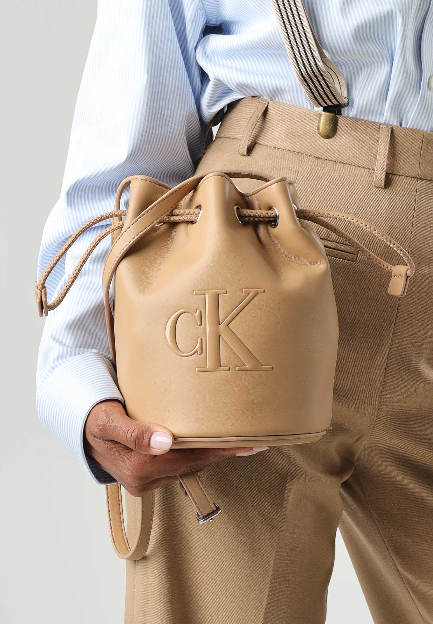Calvin Klein borsa a secchiello Bold CK Small Bucket Bag colore Tannin, beige cammello da donna LV04F3640G RAJ CALVIN KLEIN