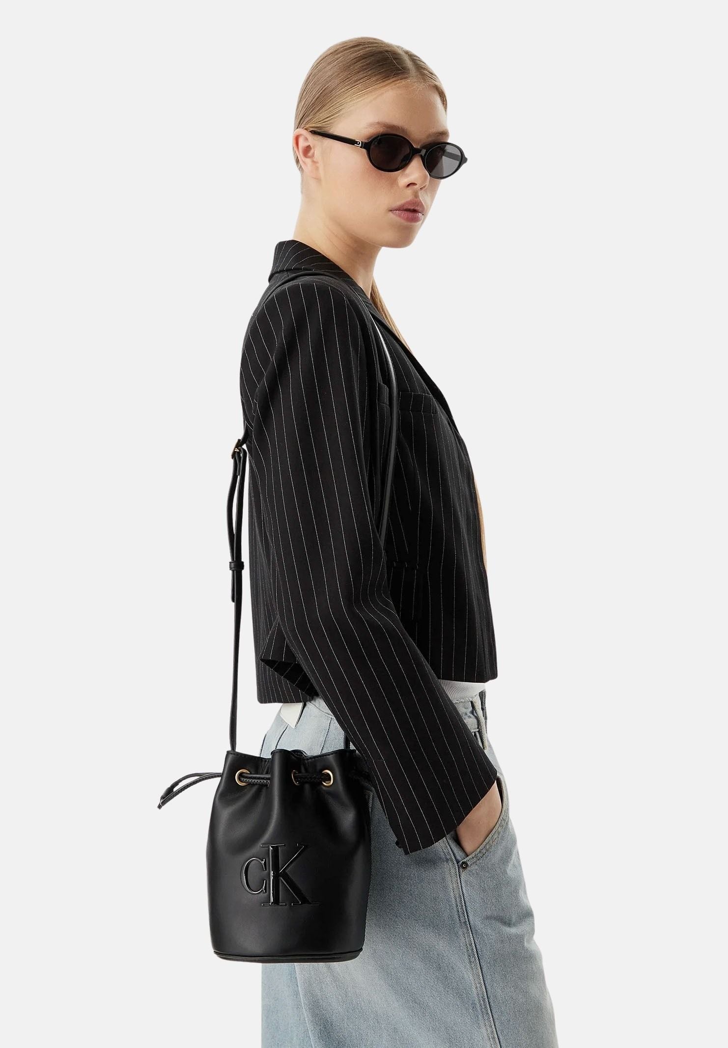 CALVIN KLEIN Borsa a secchiello piccola con monogramma da donna LV04F3640G UB1 CALVIN KLEIN