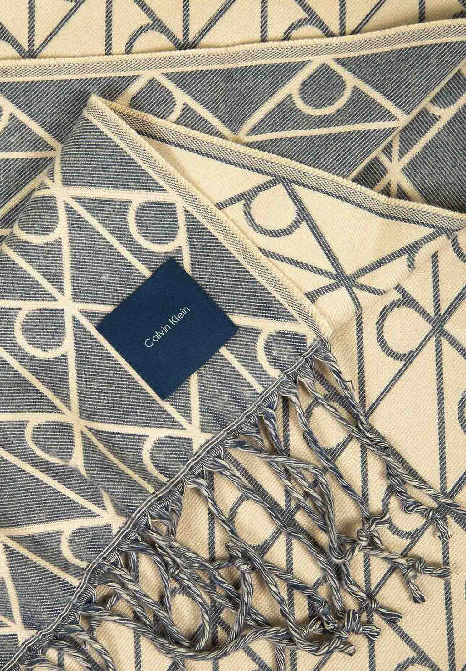 CALVIN KLEIN Stola EMBLEM AOP JACQUARD, indigo blu da donna con motivo monogramma geometrico all-over<BR/> LV04F9024G CEC CALVIN KLEIN