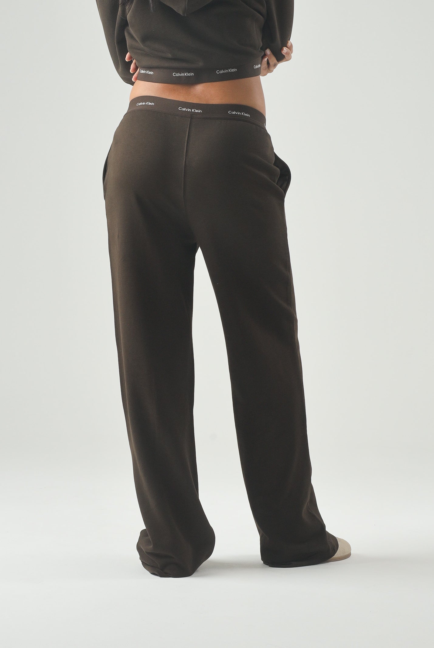 CALVIN KLEIN JEANS Pantaloni WAISTBAND, dark coffe, marrone scuro da donna con fascia elastica logata<BR/> LV047G253G TO2 CALVIN KLEIN JEANS