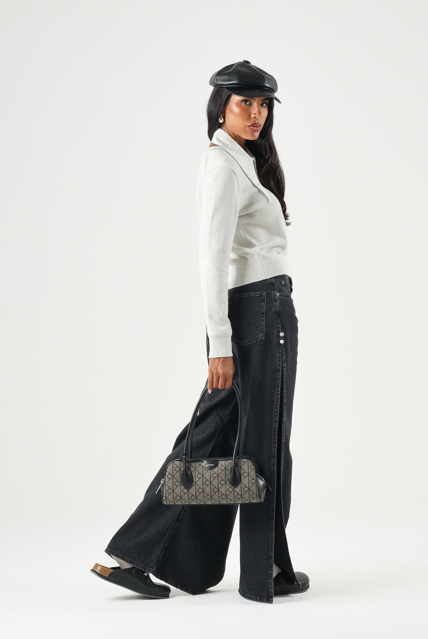 CALVIN KLEIN JEANS Maglia LOGO OUTLINE light grey grigio chiaro da donna con logo CK outline frontale LV047G322G P74 CALVIN KLEIN JEANS