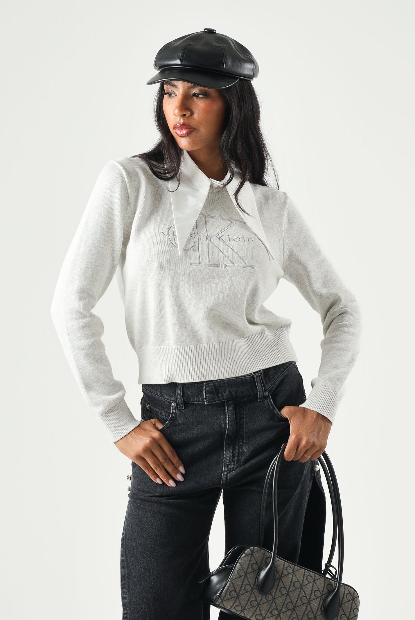CALVIN KLEIN JEANS Maglia LOGO OUTLINE light grey grigio chiaro da donna con logo CK outline frontale LV047G322G P74 CALVIN KLEIN JEANS