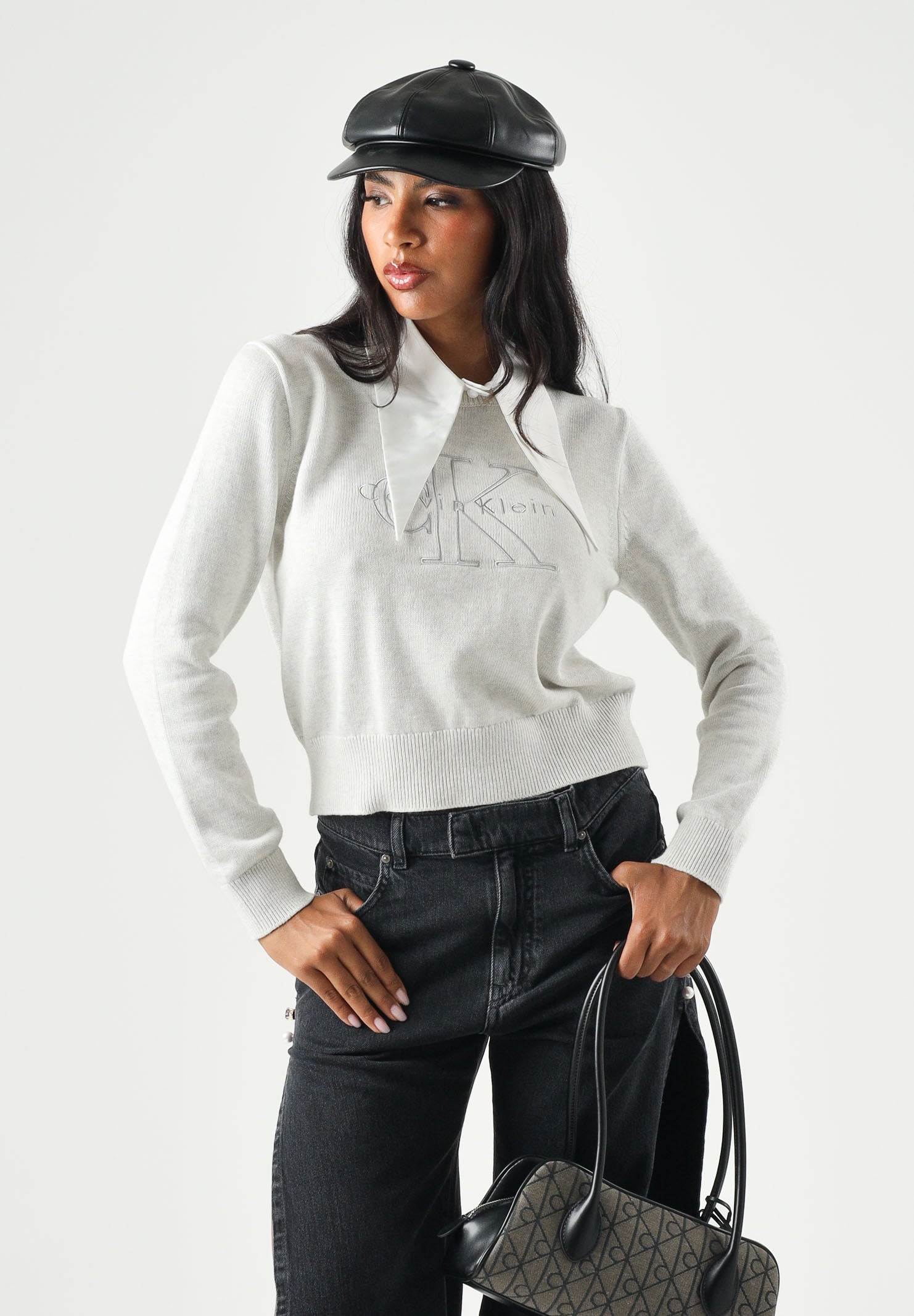 CALVIN KLEIN JEANS Maglia LOGO OUTLINE light grey grigio chiaro da donna con logo CK outline frontale LV047G322G P74 CALVIN KLEIN JEANS