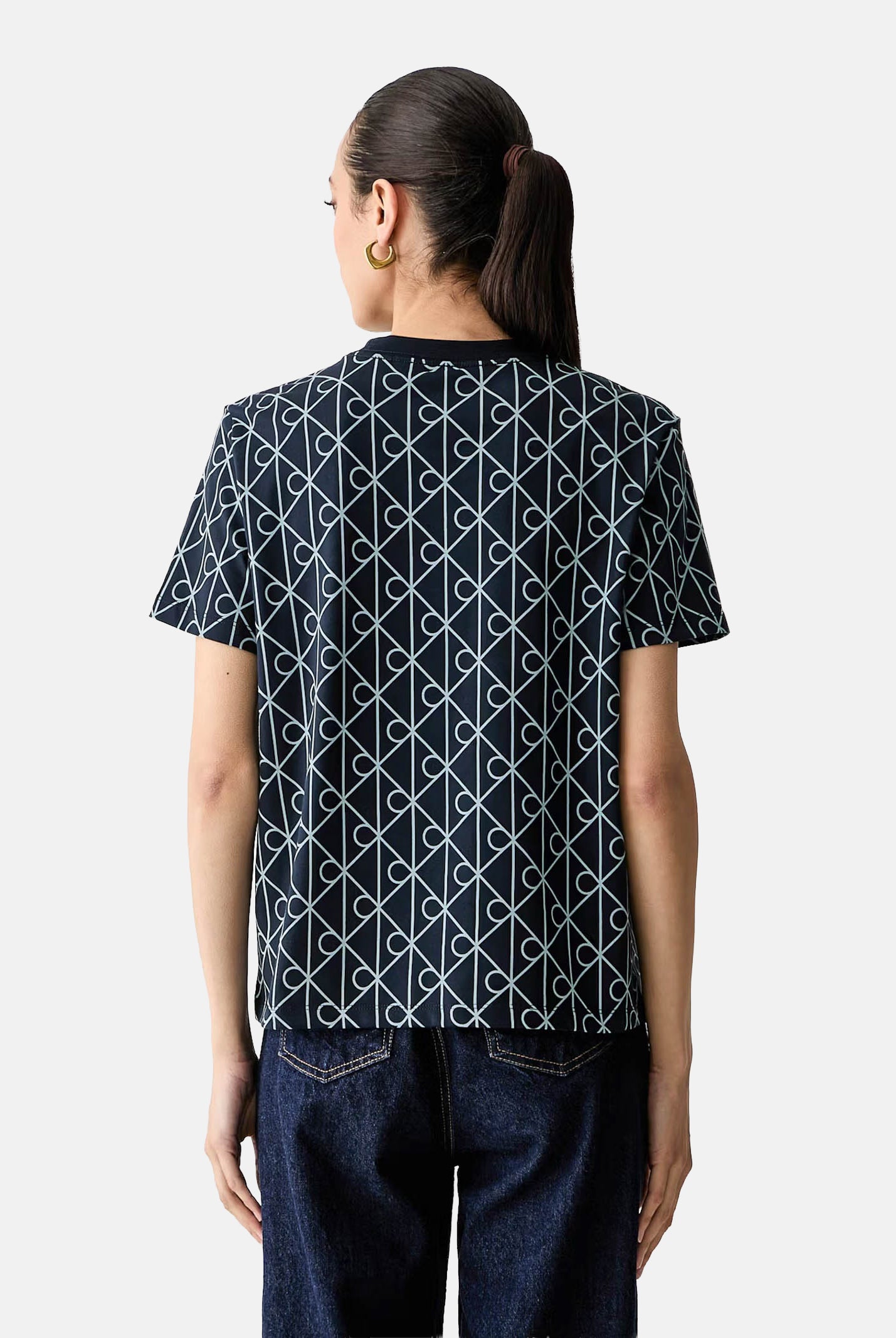 CALVIN KLEIN JEANS T-shirt CLASSIC SEASONAL blu da donna con motivo geometrico monogramma CK all-over.<BR/> LV047G811G CEF CALVIN KLEIN JEANS