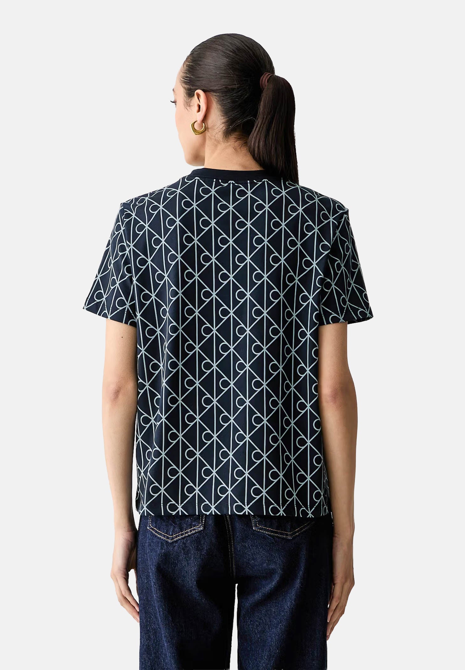 CALVIN KLEIN JEANS T-shirt CLASSIC SEASONAL blu da donna con motivo geometrico monogramma CK all-over.<BR/> LV047G811G CEF CALVIN KLEIN JEANS