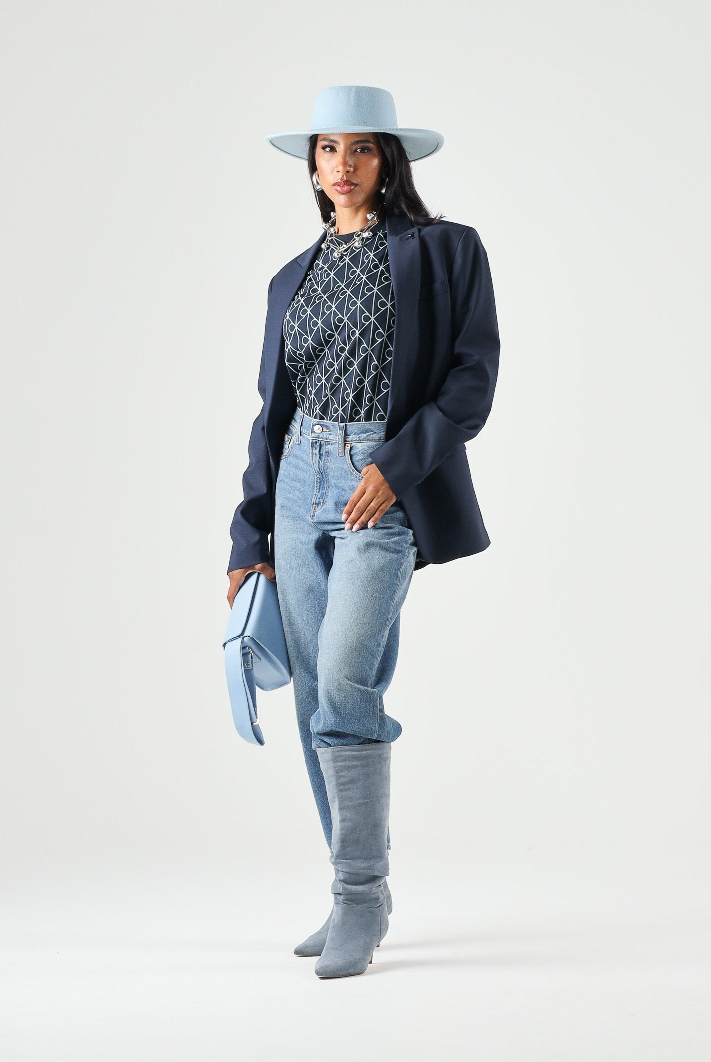 CALVIN KLEIN JEANS T-shirt CLASSIC SEASONAL blu da donna con motivo geometrico monogramma CK all-over.<BR/> LV047G811G CEF CALVIN KLEIN JEANS