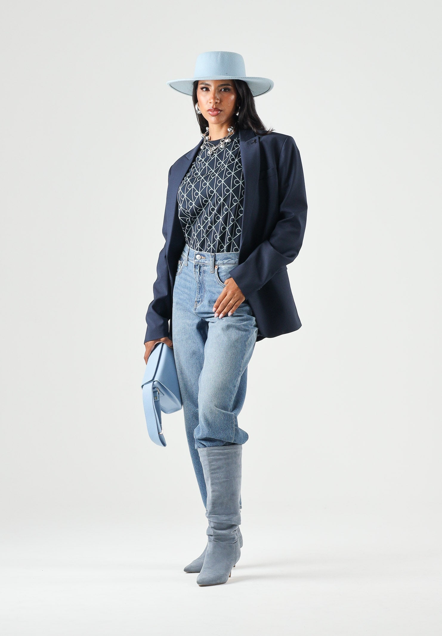 CALVIN KLEIN JEANS T-shirt CLASSIC SEASONAL blu da donna con motivo geometrico monogramma CK all-over.<BR/> LV047G811G CEF CALVIN KLEIN JEANS