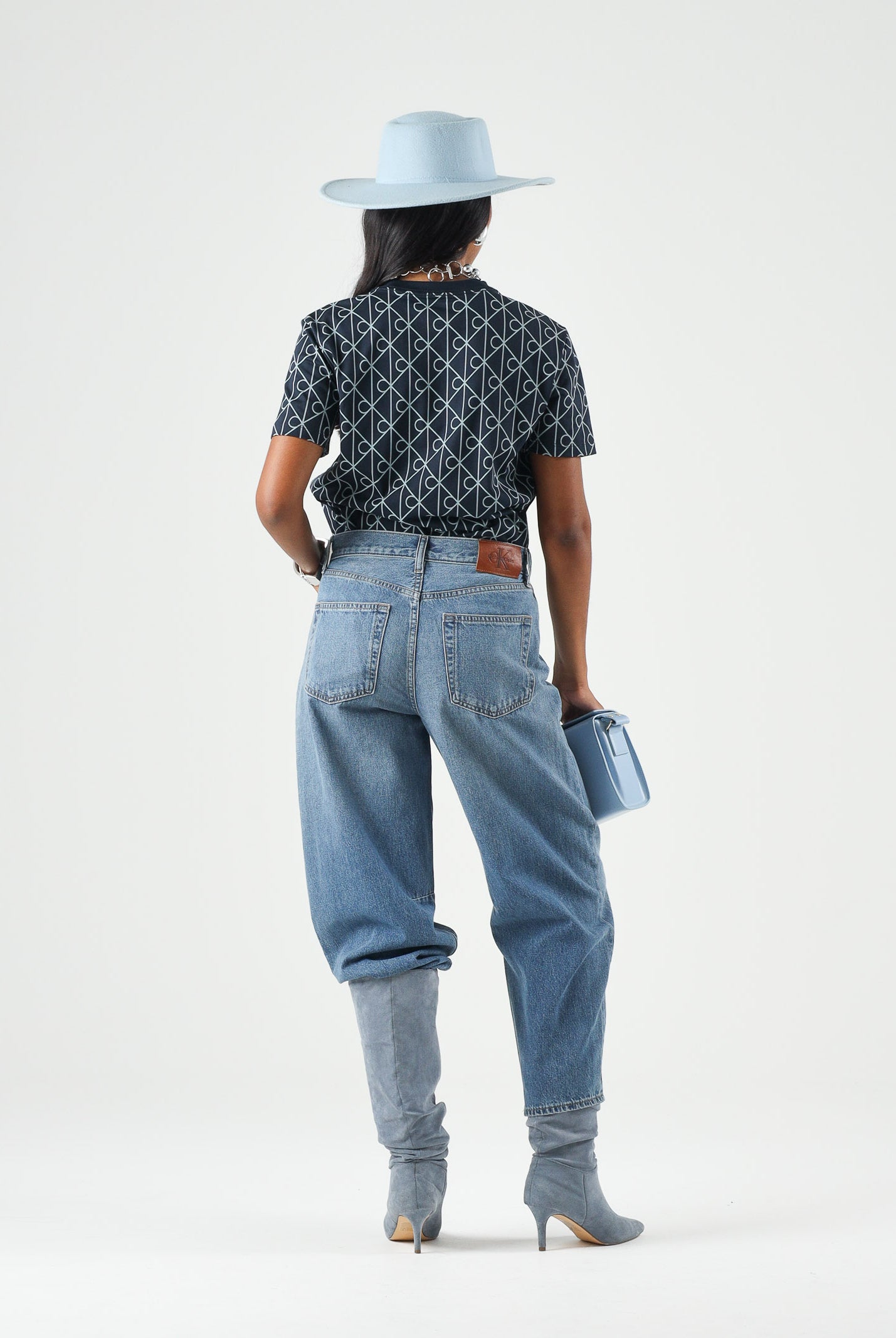CALVIN KLEIN JEANS T-shirt CLASSIC SEASONAL blu da donna con motivo geometrico monogramma CK all-over.<BR/> LV047G811G CEF CALVIN KLEIN JEANS
