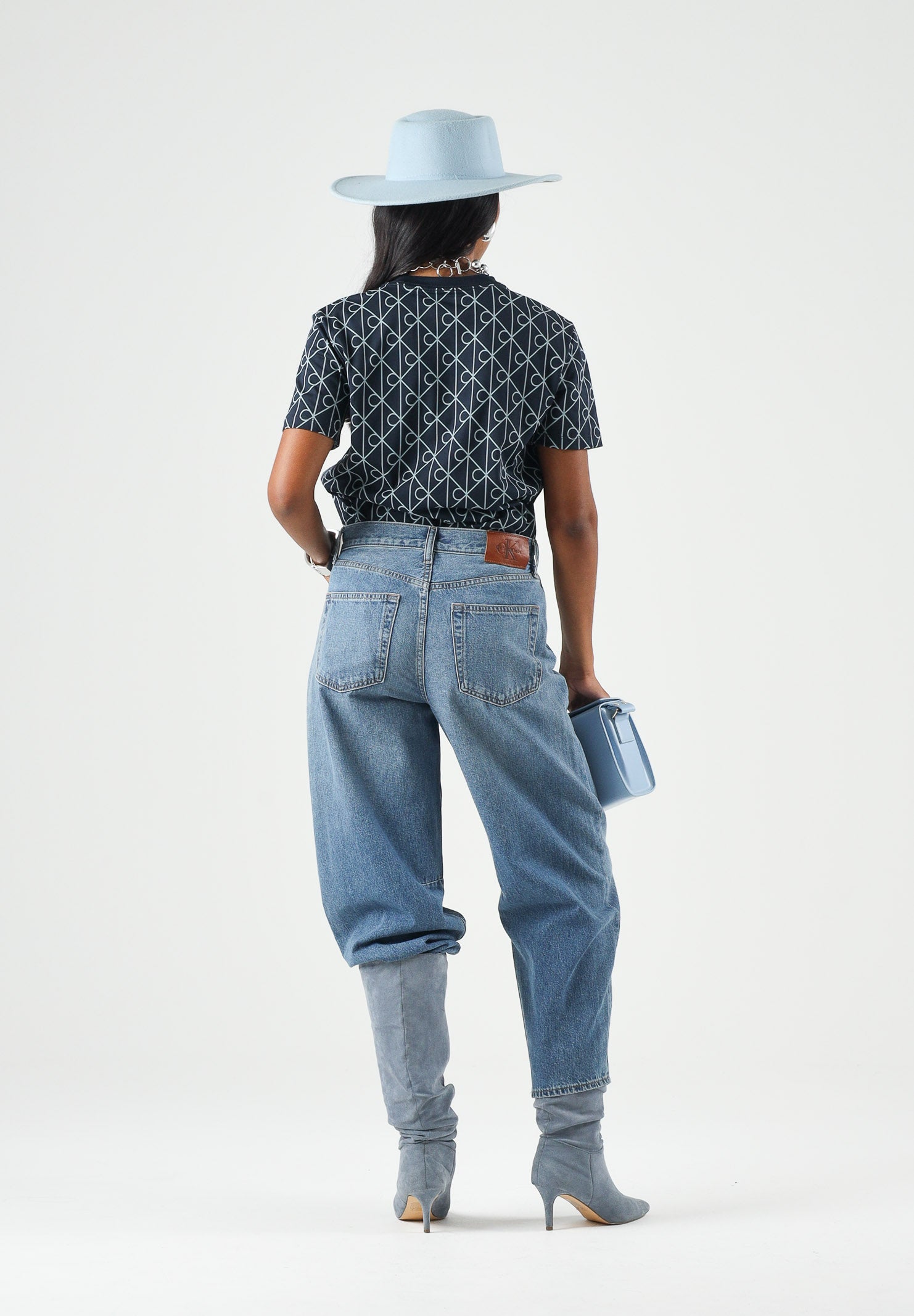 CALVIN KLEIN JEANS T-shirt CLASSIC SEASONAL blu da donna con motivo geometrico monogramma CK all-over.<BR/> LV047G811G CEF CALVIN KLEIN JEANS