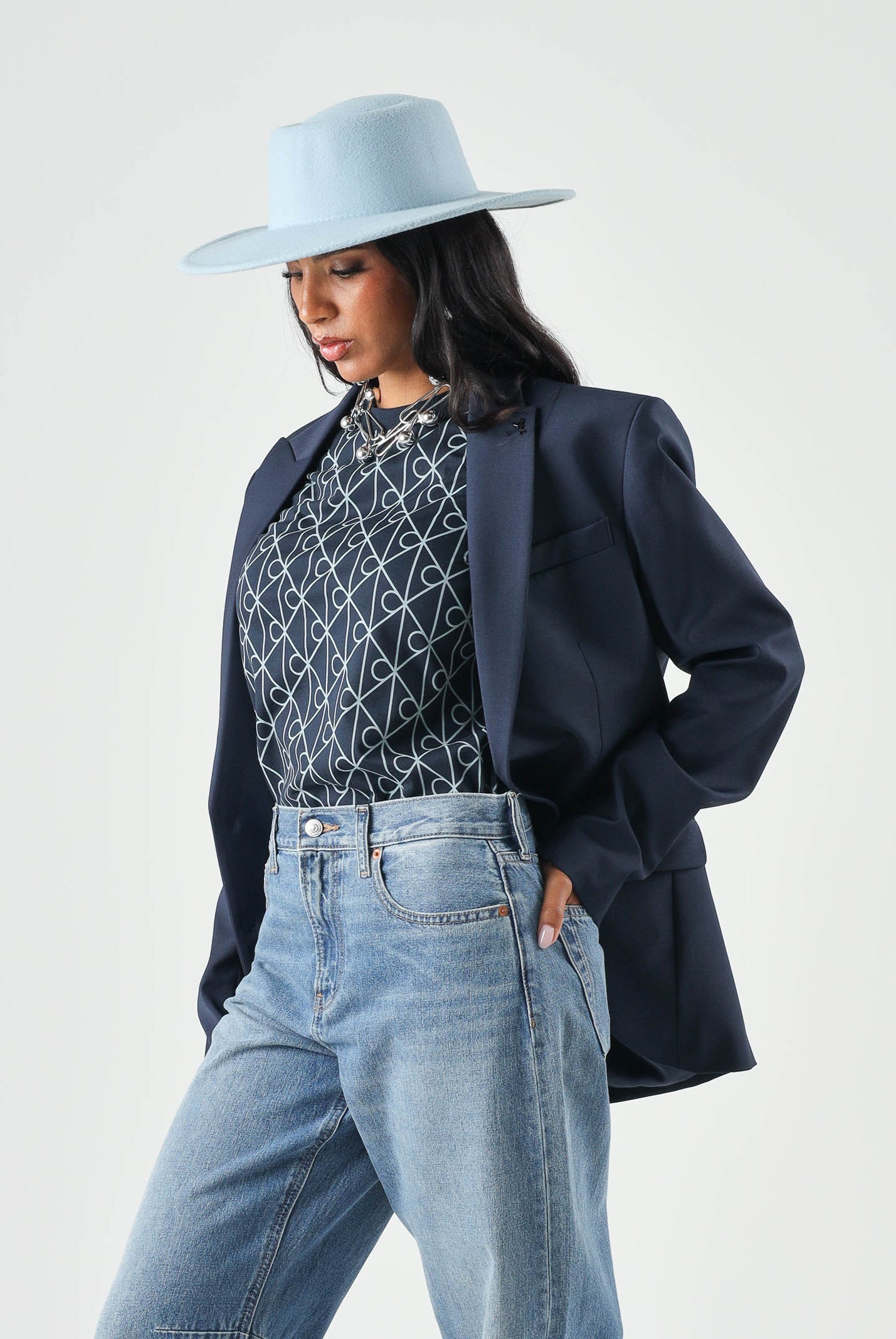CALVIN KLEIN JEANS T-shirt CLASSIC SEASONAL blu da donna con motivo geometrico monogramma CK all-over.<BR/> LV047G811G CEF CALVIN KLEIN JEANS