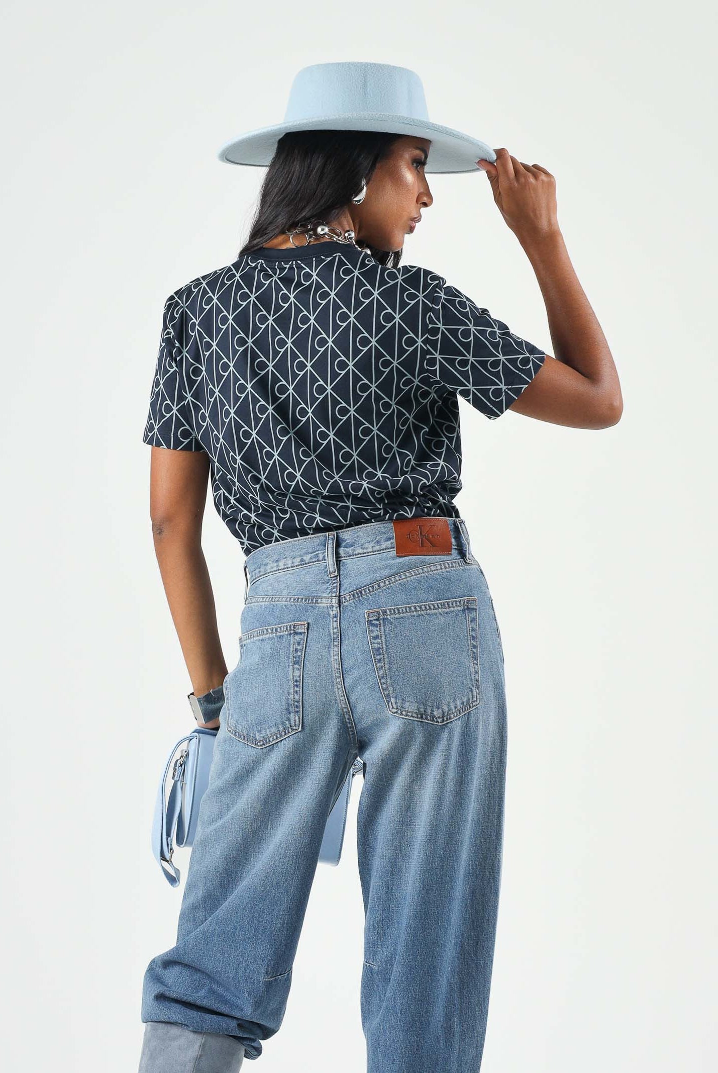 CALVIN KLEIN JEANS T-shirt CLASSIC SEASONAL blu da donna con motivo geometrico monogramma CK all-over.<BR/> LV047G811G CEF CALVIN KLEIN JEANS