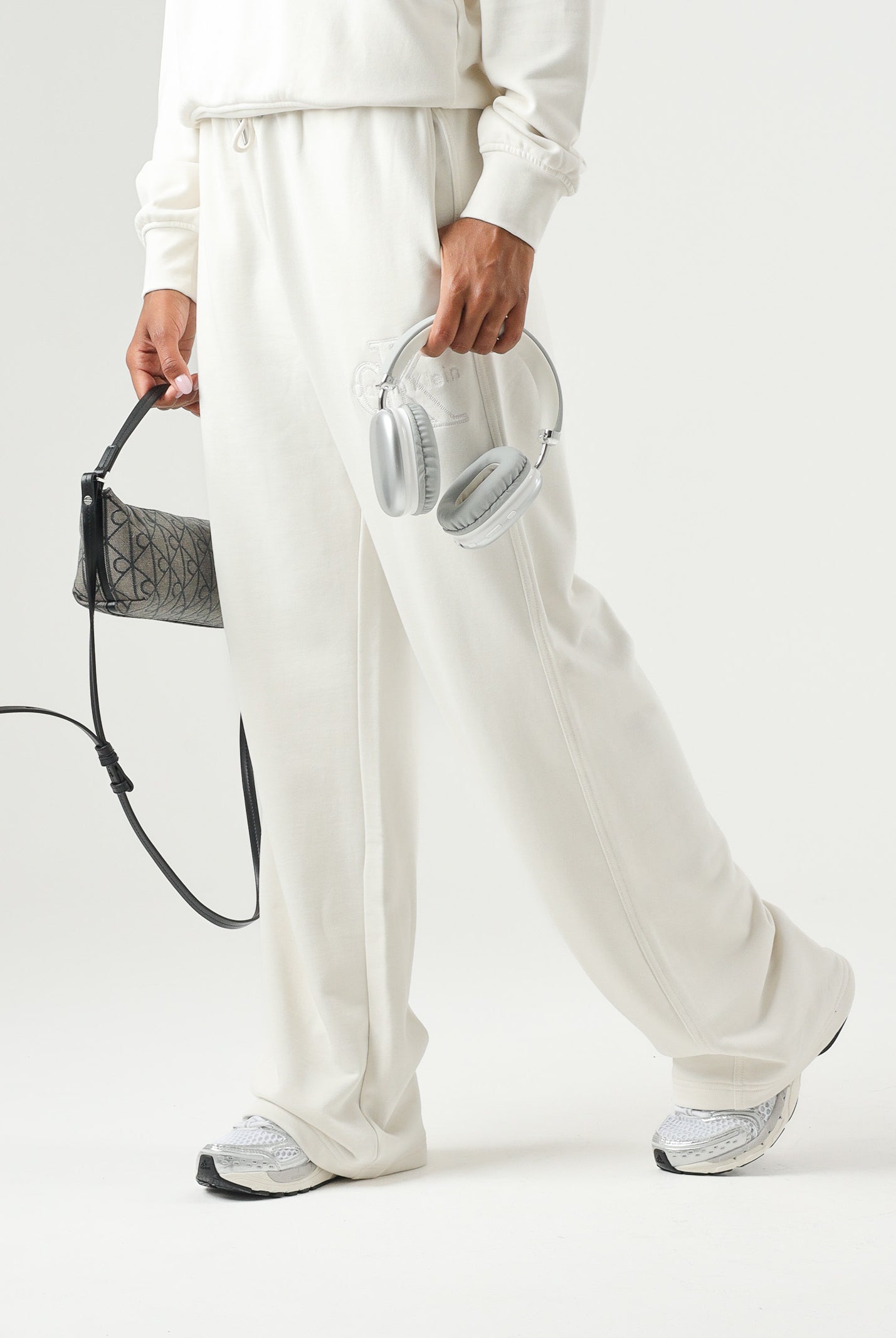 CALVIN KLEIN JEANS Pantaloni EMBROIDERED tofu avorio da donna con logo CK ricamato sulla gamba LV047G822G YAS CALVIN KLEIN JEANS