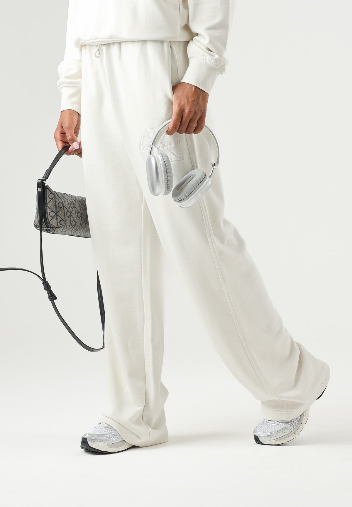 CALVIN KLEIN JEANS Pantaloni EMBROIDERED tofu avorio da donna con logo CK ricamato sulla gamba LV047G822G YAS CALVIN KLEIN JEANS
