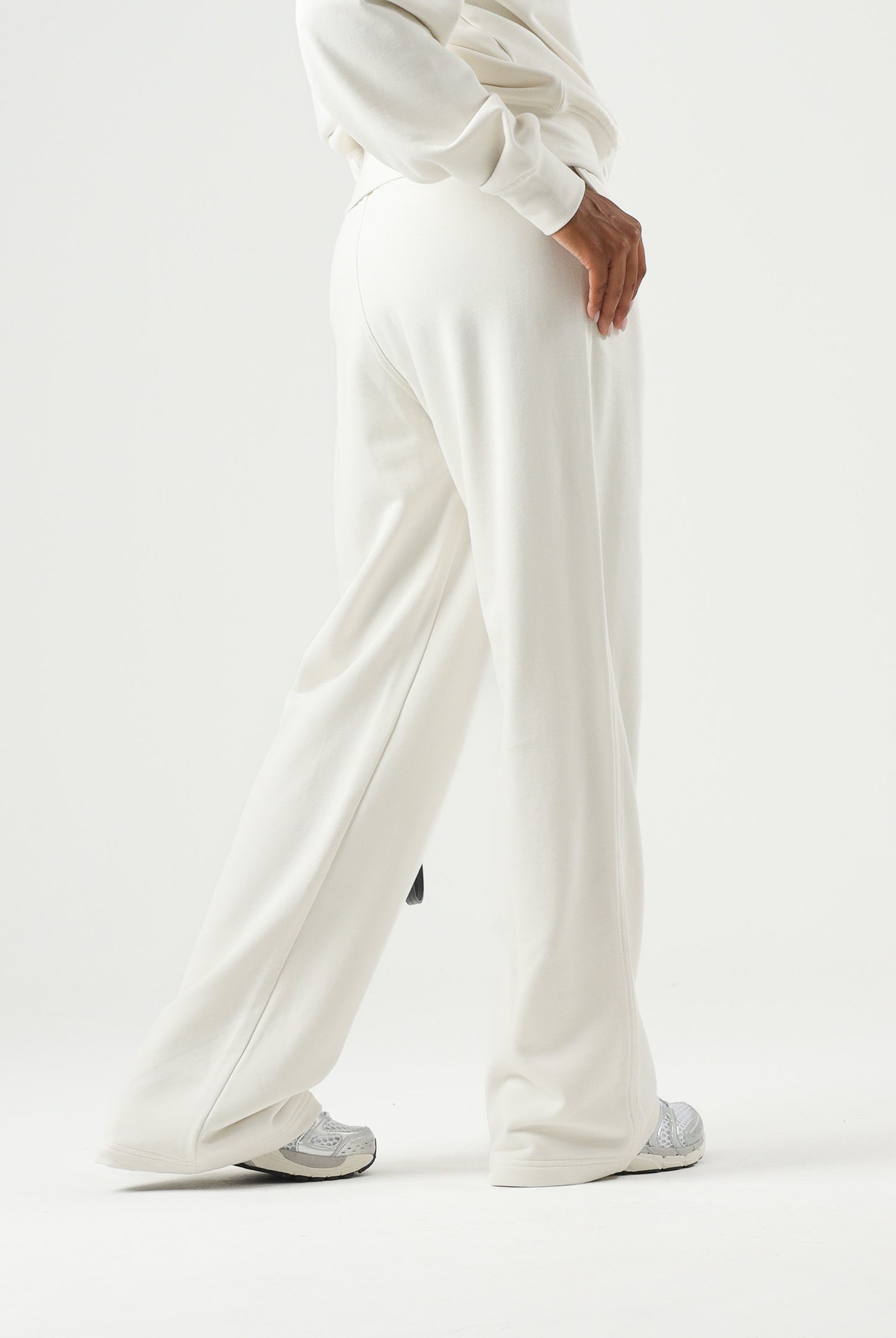 CALVIN KLEIN JEANS Pantaloni EMBROIDERED tofu avorio da donna con logo CK ricamato sulla gamba LV047G822G YAS CALVIN KLEIN JEANS
