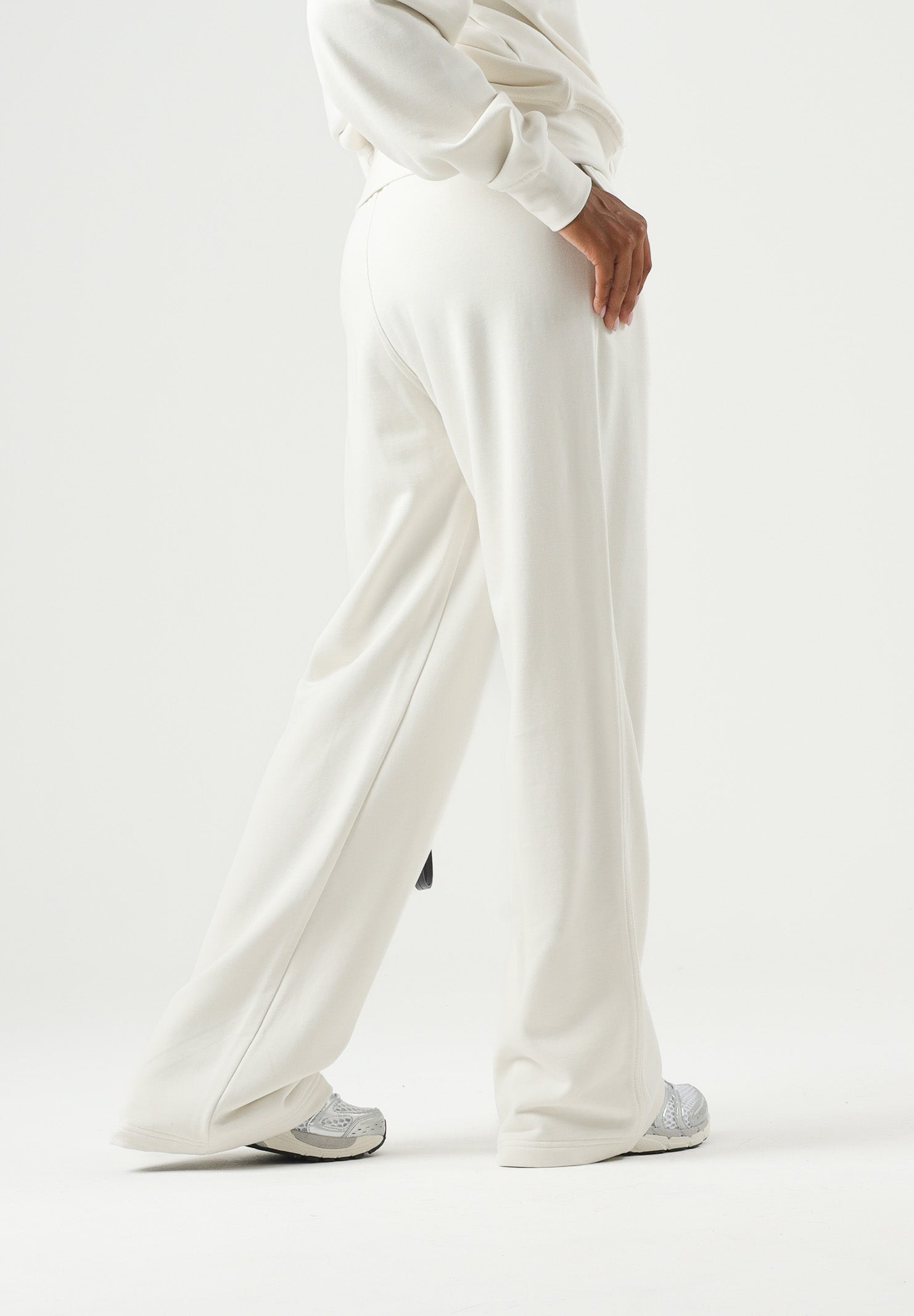 CALVIN KLEIN JEANS Pantaloni EMBROIDERED tofu avorio da donna con logo CK ricamato sulla gamba LV047G822G YAS CALVIN KLEIN JEANS