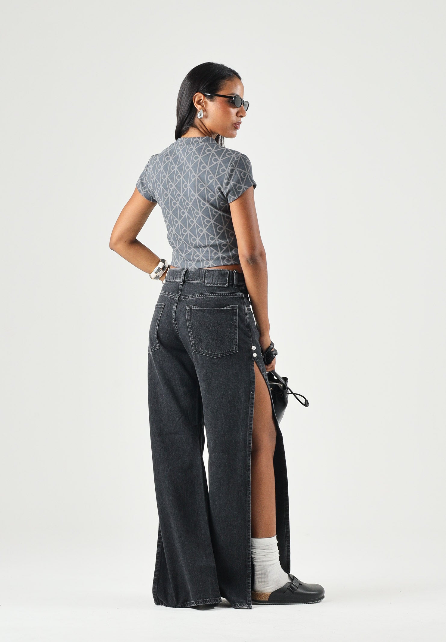 CALVIN KLEIN JEANS T-shirt EMBLEM PRINT, ebony nero da donna con motivo monogramma CK all-over.<BR/> LV047G830G 4XN CALVIN KLEIN JEANS