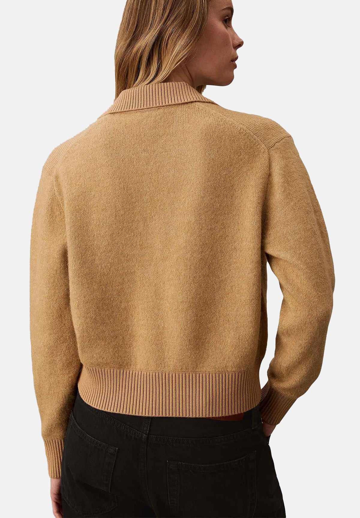 CALVIN KLEIN JEANS Maglione con colletto e scollo a V beige cammello da donna. LV047H302G RBL CALVIN KLEIN JEANS