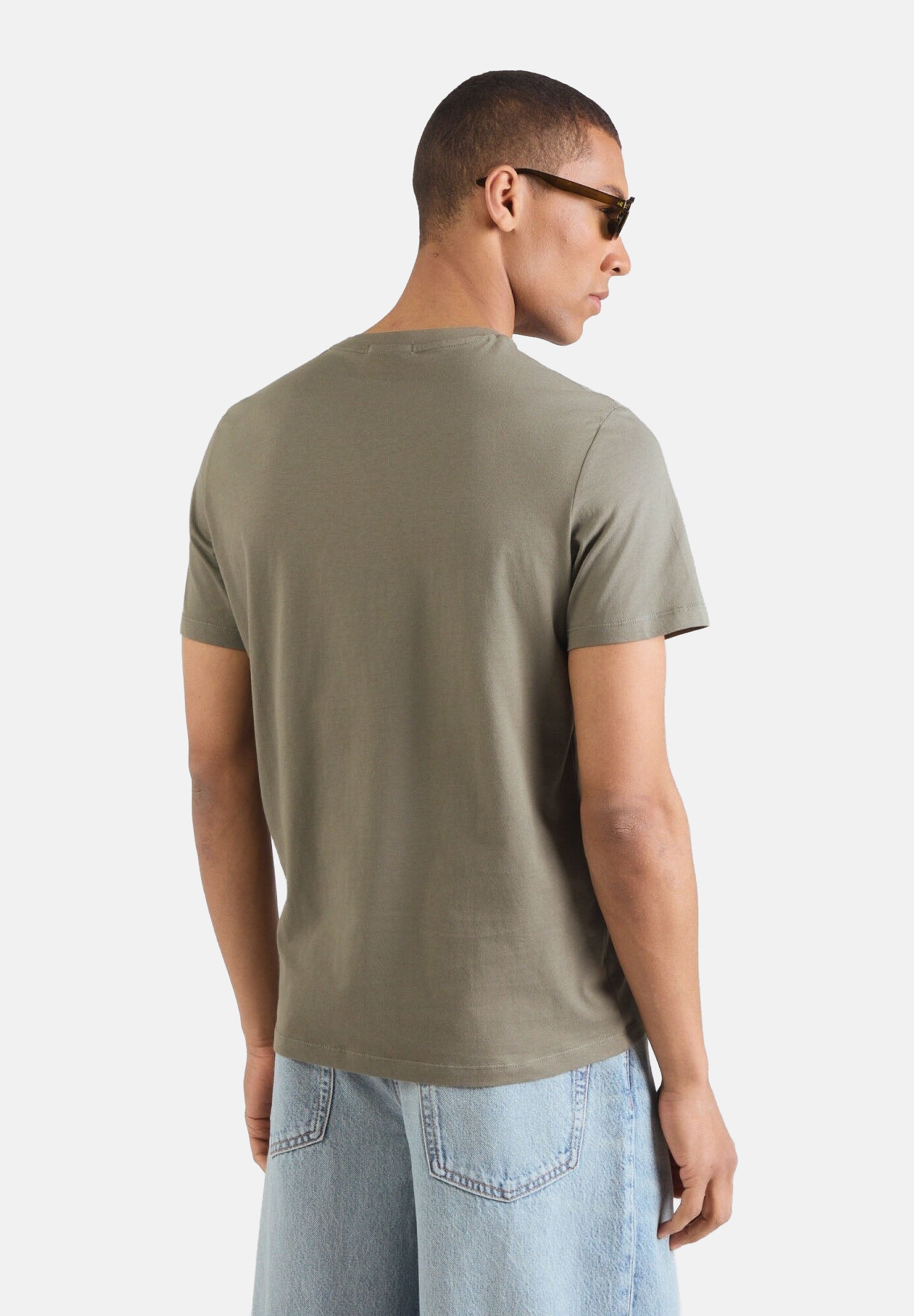 CALVIN KLEIN JEANS T-shirt COTTON BADGE, dusty-olive verde da uomo con piccolo stemma logo sul petto. <BR/> LV04RC272G LDY CALVIN KLEIN JEANS