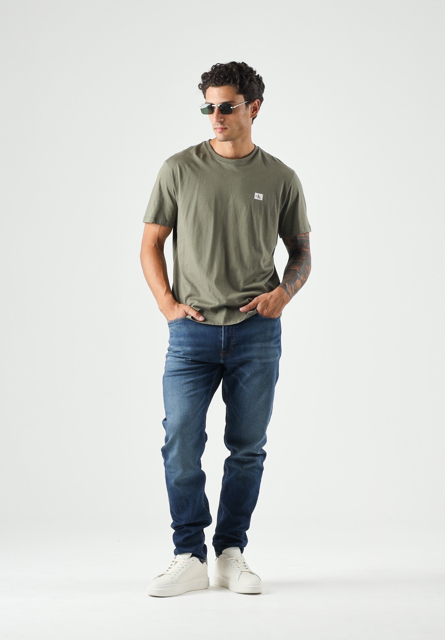 CALVIN KLEIN JEANS T-shirt COTTON BADGE, dusty-olive verde da uomo con piccolo stemma logo sul petto. <BR/> LV04RC272G LDY CALVIN KLEIN JEANS