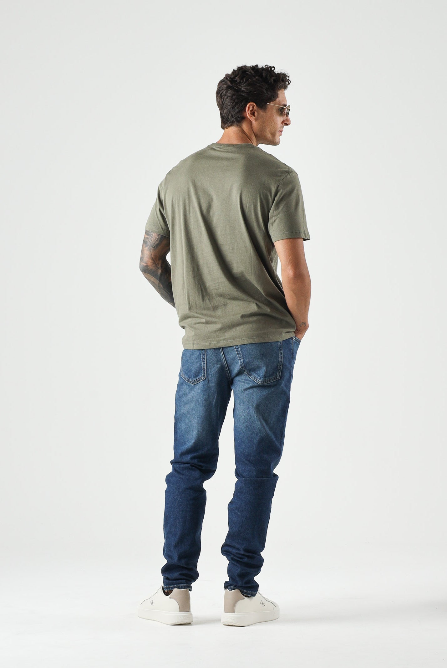 CALVIN KLEIN JEANS T-shirt COTTON BADGE, dusty-olive verde da uomo con piccolo stemma logo sul petto. <BR/> LV04RC272G LDY CALVIN KLEIN JEANS