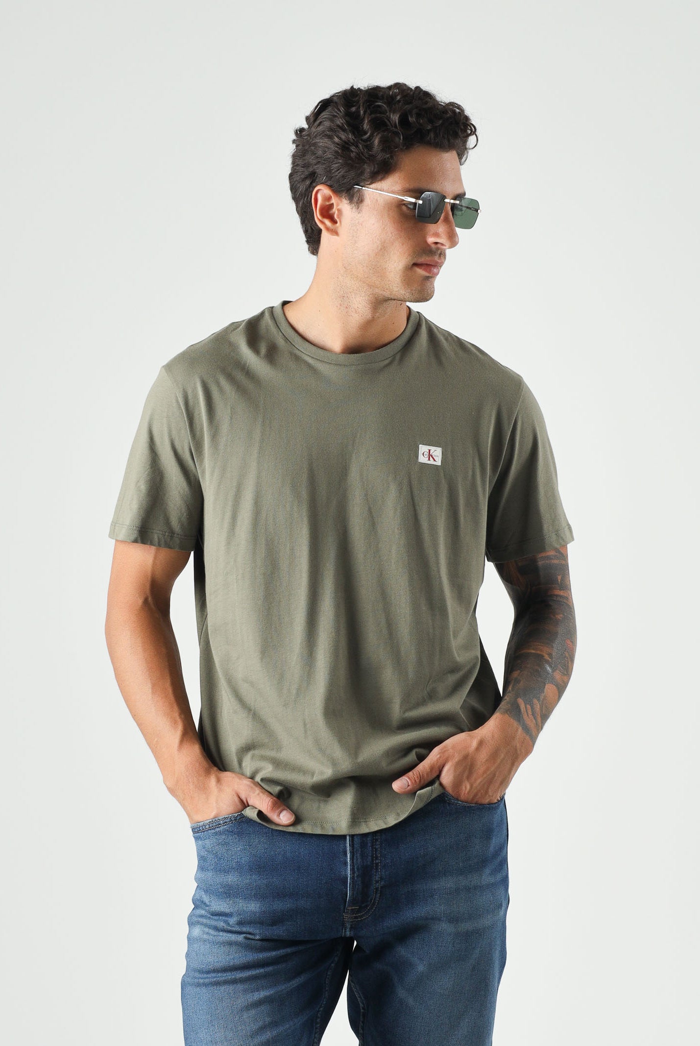 CALVIN KLEIN JEANS T-shirt COTTON BADGE, dusty-olive verde da uomo con piccolo stemma logo sul petto. <BR/> LV04RC272G LDY CALVIN KLEIN JEANS