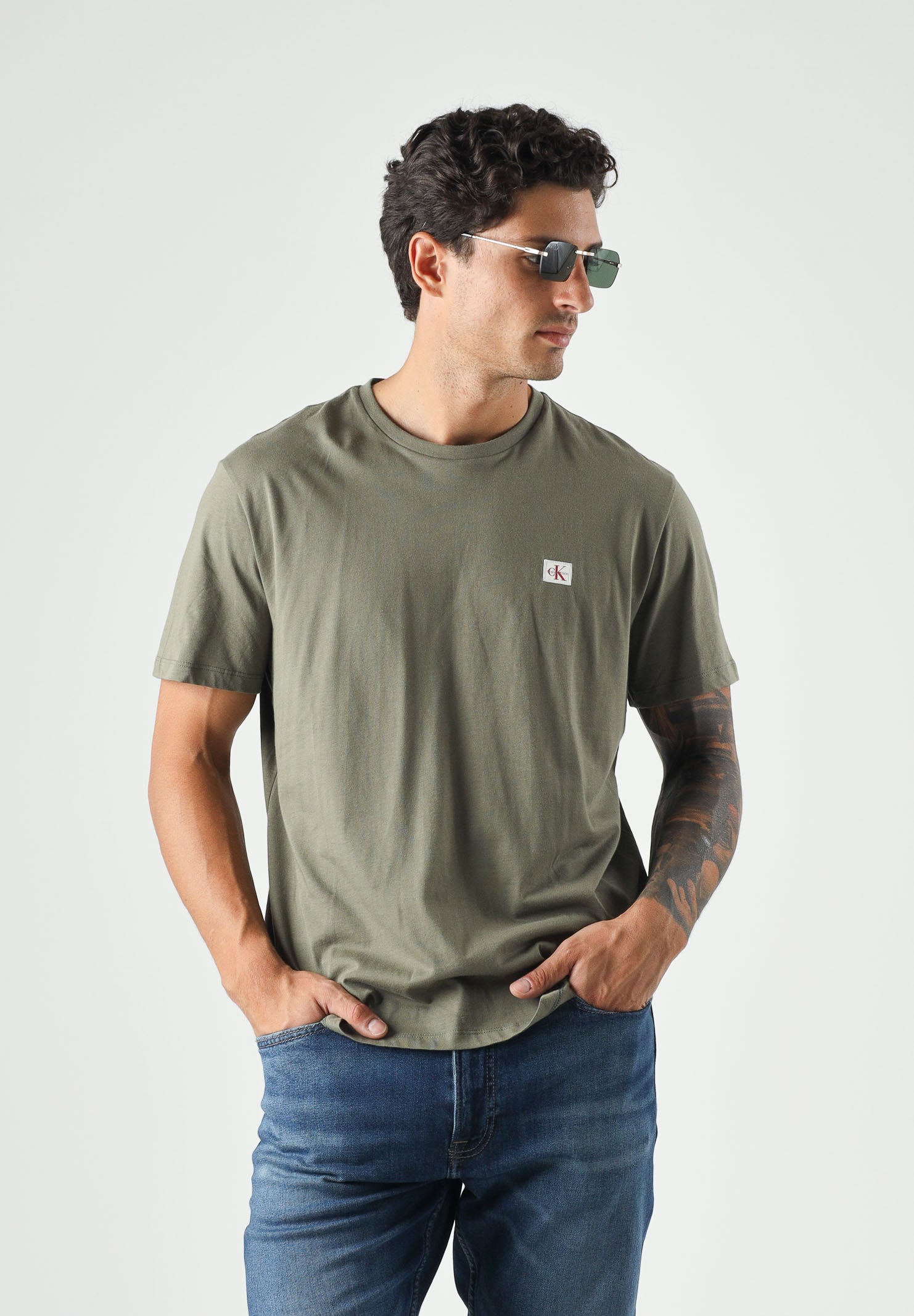 CALVIN KLEIN JEANS T-shirt COTTON BADGE, dusty-olive verde da uomo con piccolo stemma logo sul petto. <BR/> LV04RC272G LDY CALVIN KLEIN JEANS