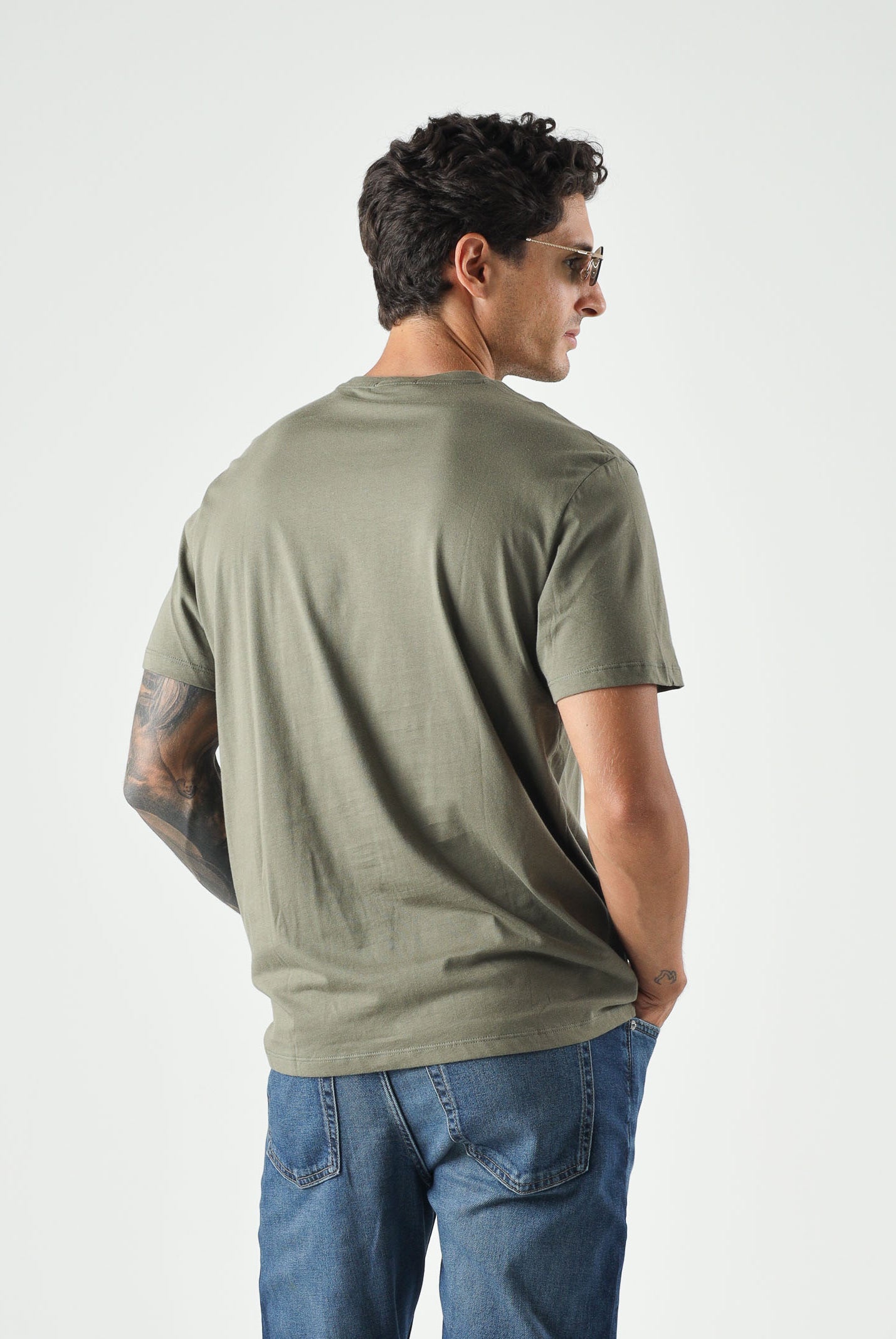 CALVIN KLEIN JEANS T-shirt COTTON BADGE, dusty-olive verde da uomo con piccolo stemma logo sul petto. <BR/> LV04RC272G LDY CALVIN KLEIN JEANS