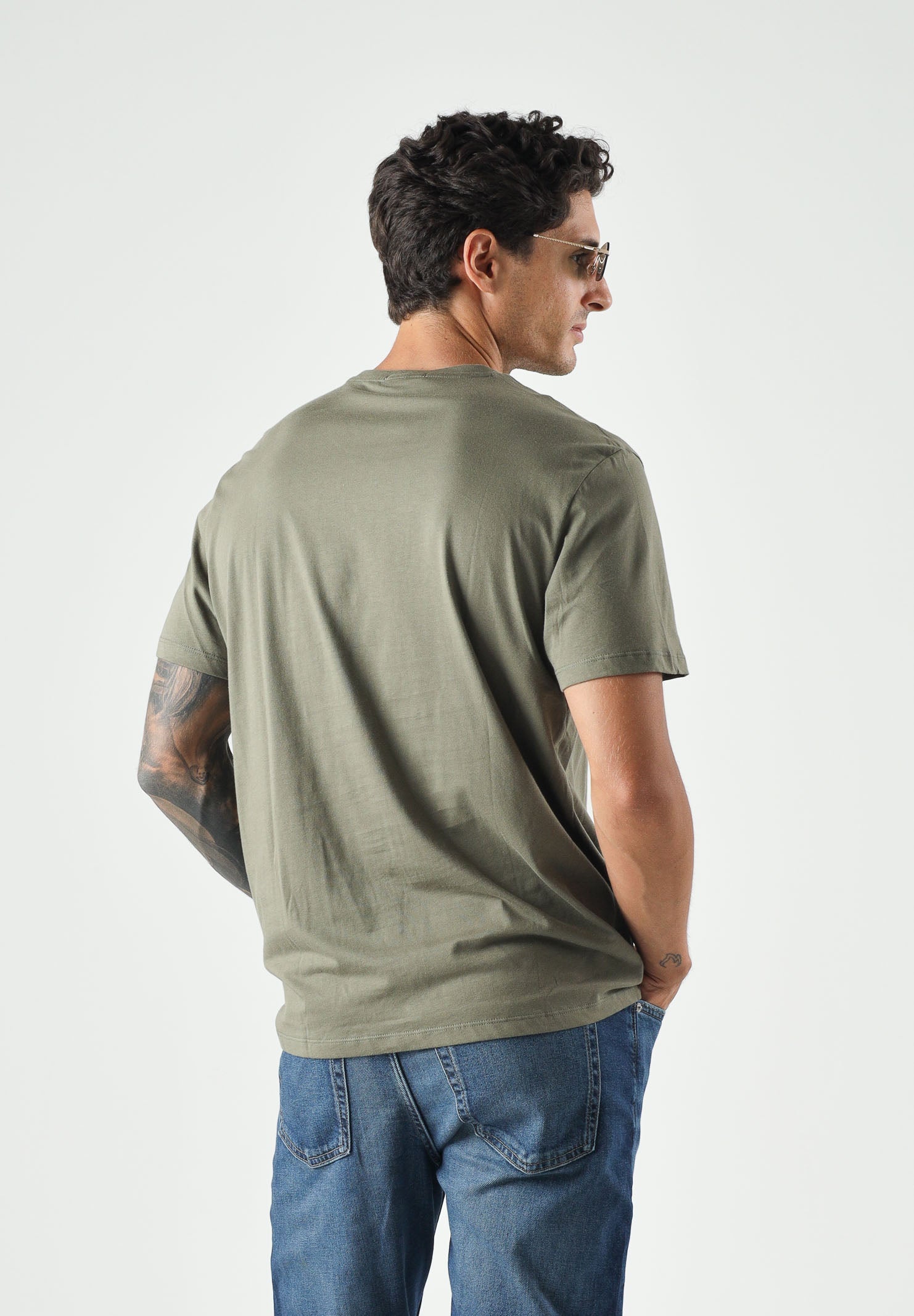 CALVIN KLEIN JEANS T-shirt COTTON BADGE, dusty-olive verde da uomo con piccolo stemma logo sul petto. <BR/> LV04RC272G LDY CALVIN KLEIN JEANS