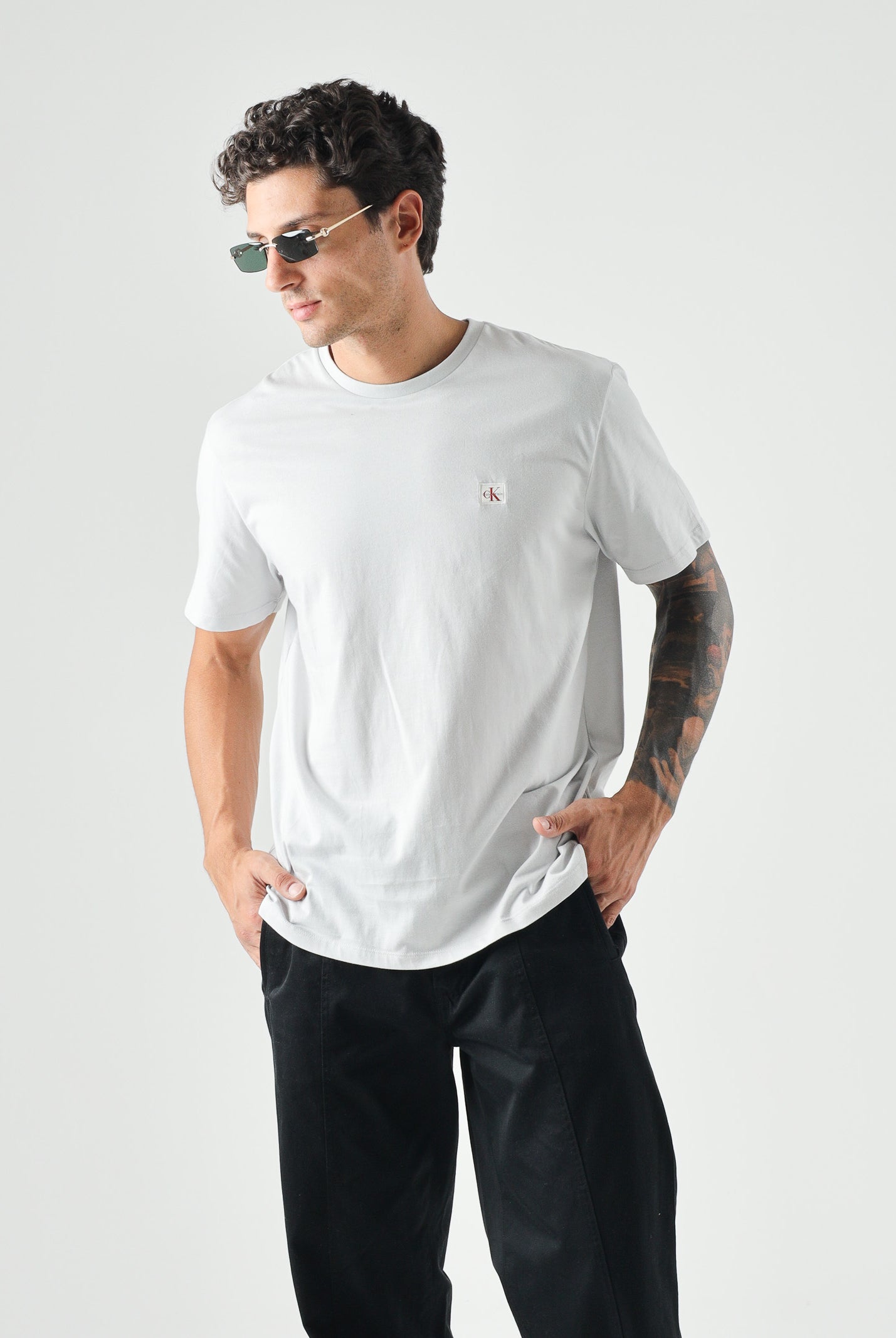 CALVIN KLEIN JEANS T-shirt SS BADGE , classic tee, grigio chiaro da uomo<BR/> LV04RC272G PSX CALVIN KLEIN JEANS