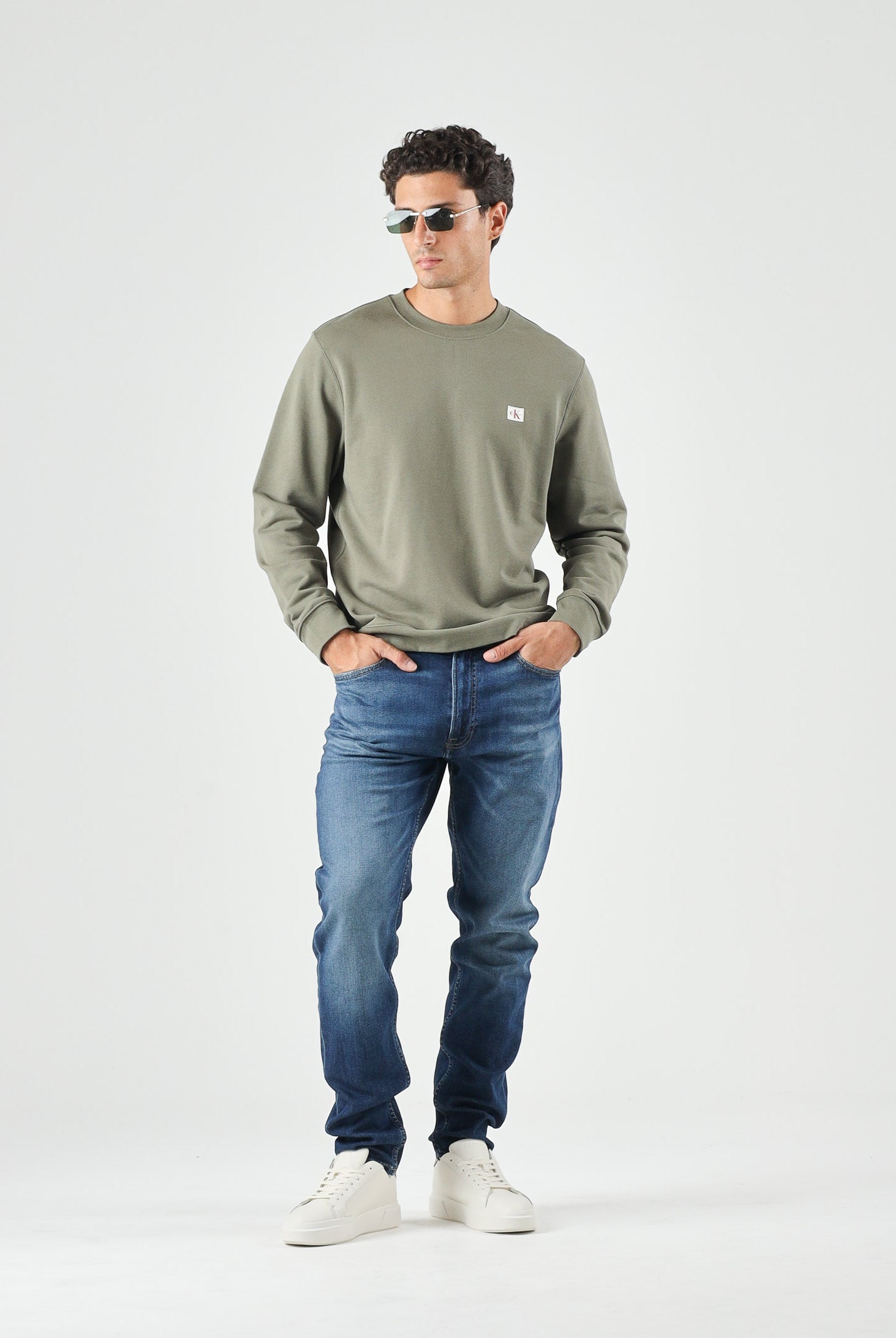 CALVIN KLEIN JEANS Felpa girocollo Dusty Olive, verde oliva, da uomo con patch logo e motivo in tinta unita. LV04RG268G LDY CALVIN KLEIN JEANS