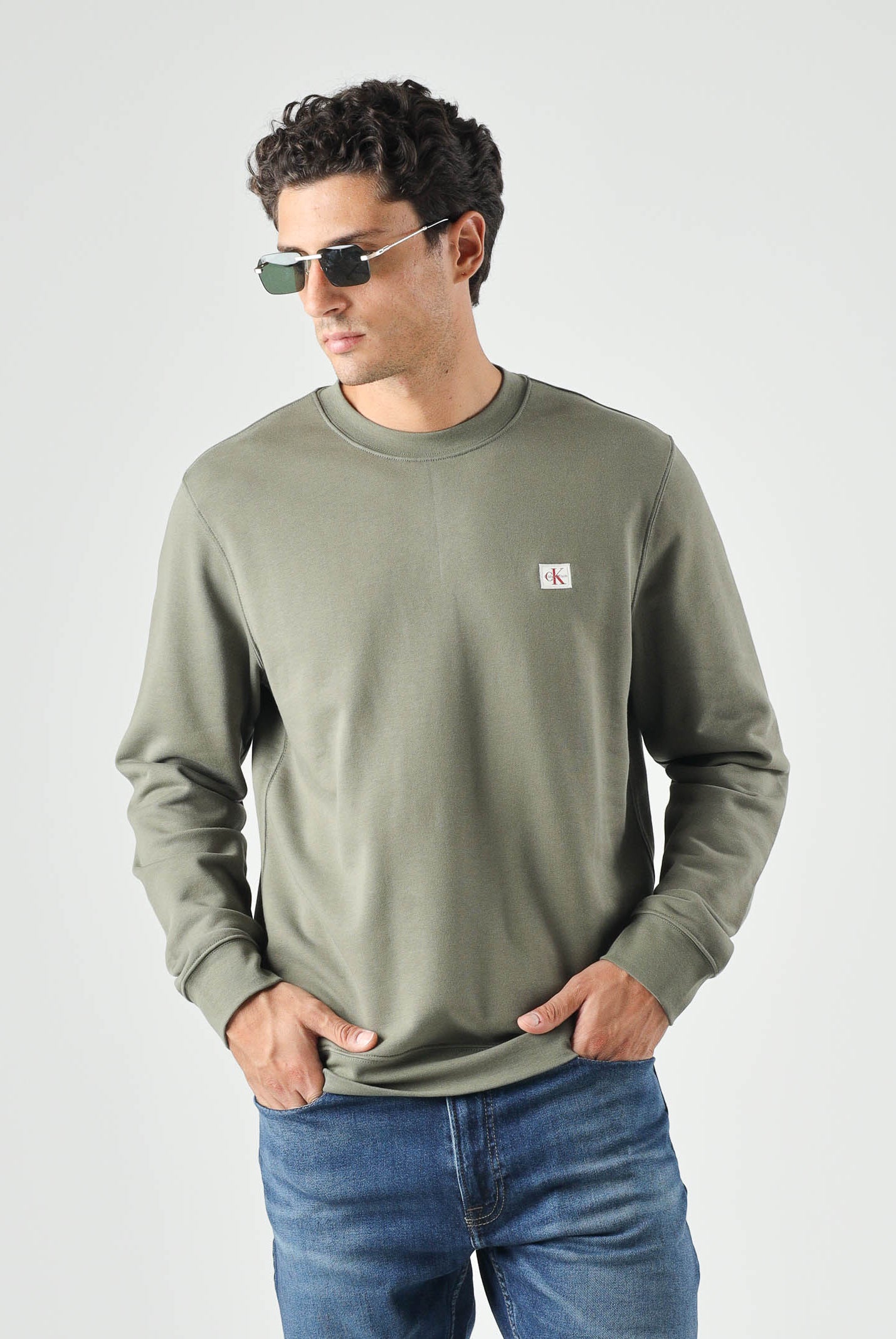 CALVIN KLEIN JEANS Felpa girocollo Dusty Olive, verde oliva, da uomo con patch logo e motivo in tinta unita. LV04RG268G LDY CALVIN KLEIN JEANS