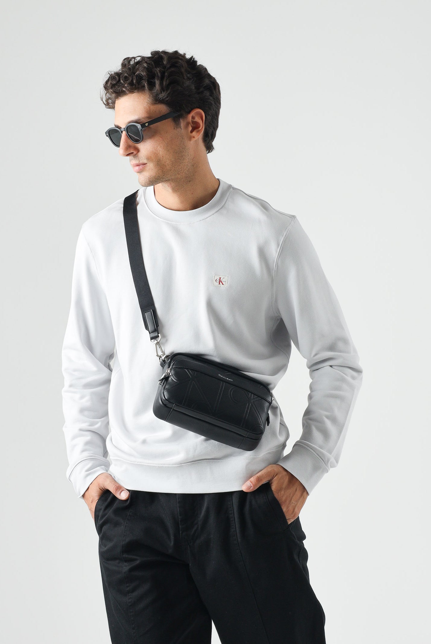 CALVIN KLEIN JEANS Felpa girocollo pumice stone, grigio chiaro da uomo con patch logo LV04RG268G PSX CALVIN KLEIN JEANS