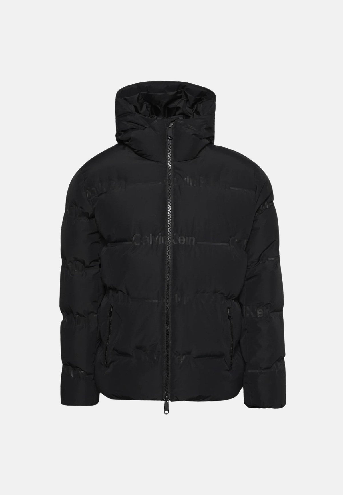 CALVIN KLEIN JEANS Piumino RELAXED LOGO DOWN PUFFER JACKET nero da uomo,, cappuccio, trapuntatura orizzontale e maxi lettering Calvin Klein tono su tono sul davanti. LV04RH523G UB1 CALVIN KLEIN JEANS