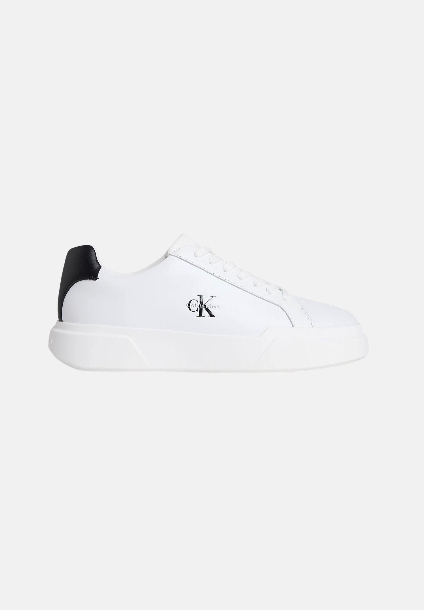 CALVIN KLEIN JEANS Sneakers in pelle bianche e nere da uomo con dettagli neri a contrasto e monogramma CK laterale.<BR/> YM0YM01344 06X CALVIN KLEIN JEANS