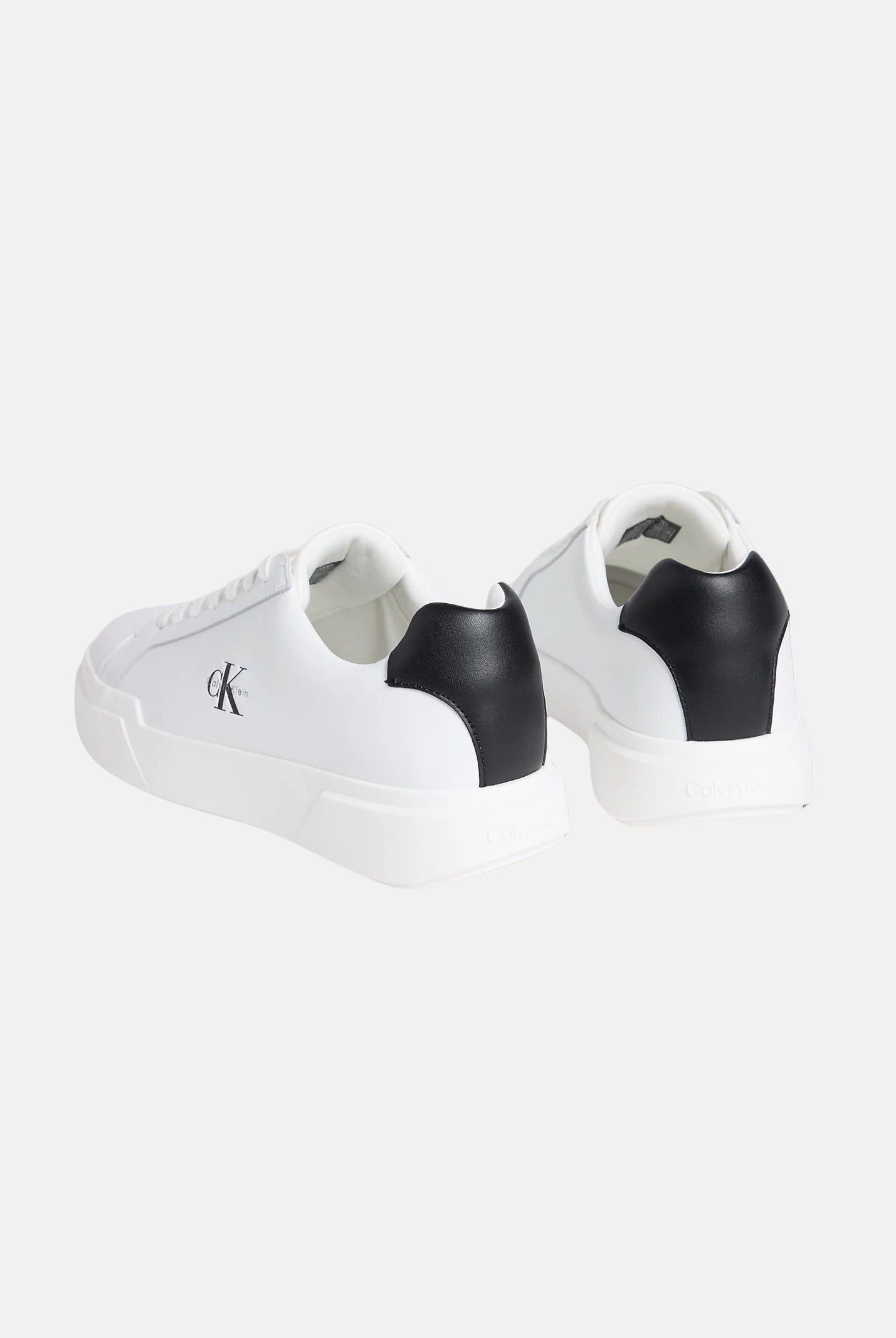 CALVIN KLEIN JEANS Sneakers in pelle bianche e nere da uomo con dettagli neri a contrasto e monogramma CK laterale.<BR/> YM0YM01344 06X CALVIN KLEIN JEANS