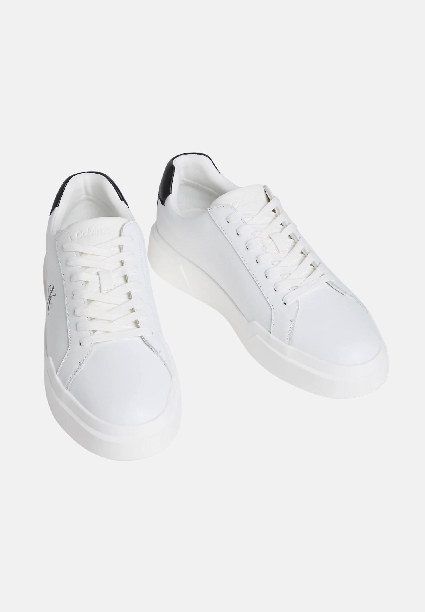 CALVIN KLEIN JEANS Sneakers in pelle bianche e nere da uomo con dettagli neri a contrasto e monogramma CK laterale.<BR/> YM0YM01344 06X CALVIN KLEIN JEANS